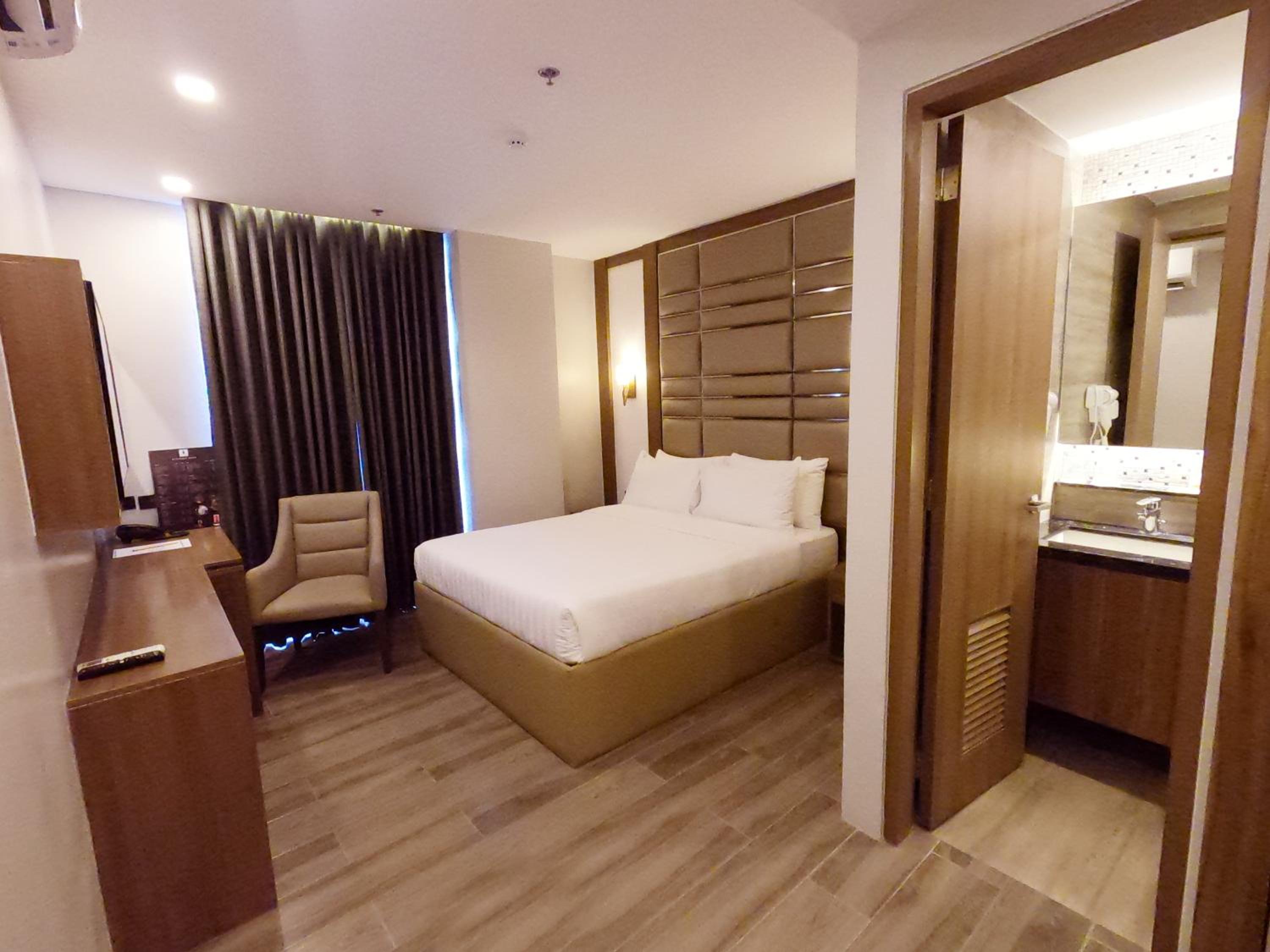 Deluxe Double Room - Photo 9