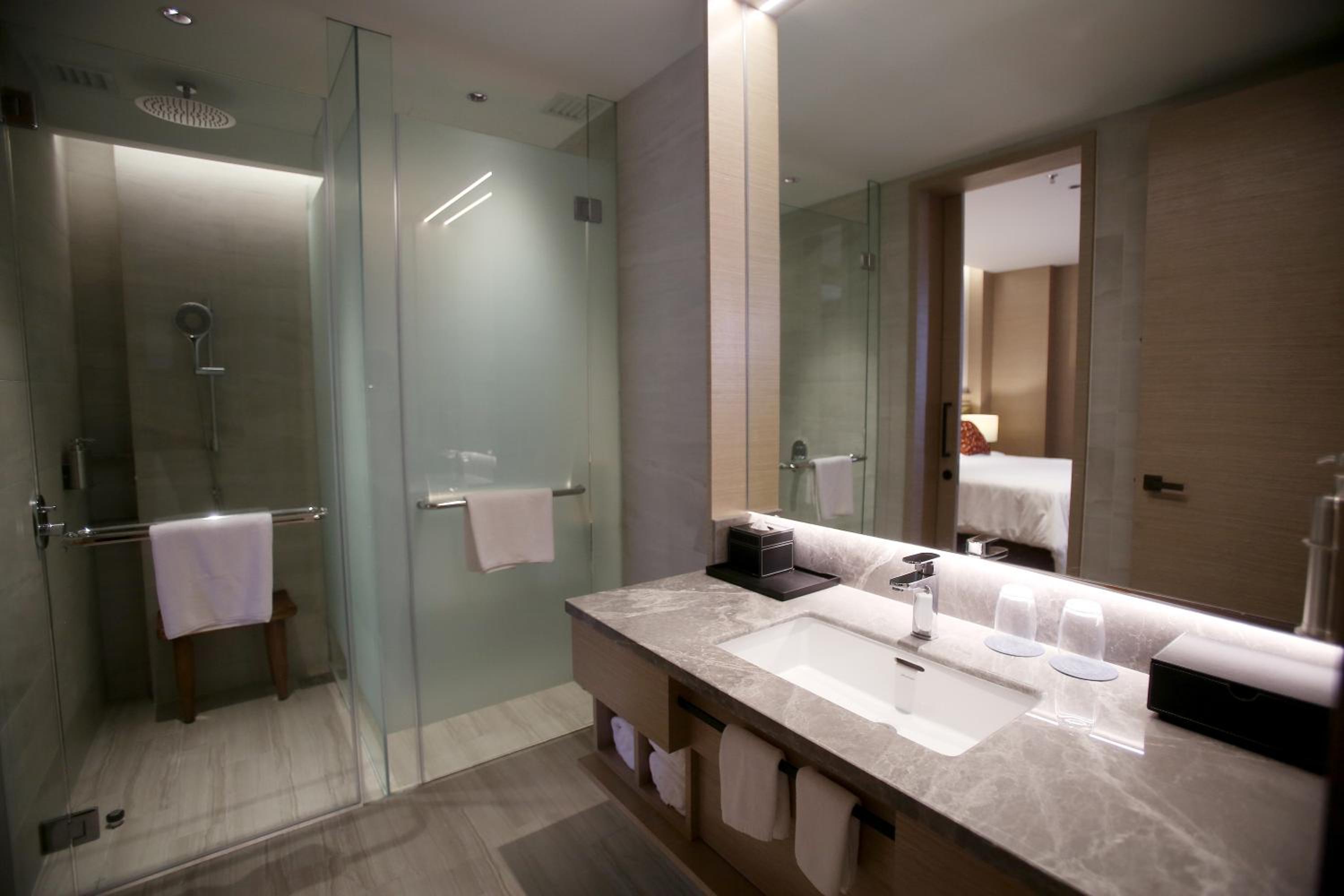 Executive Suite - Photo 3