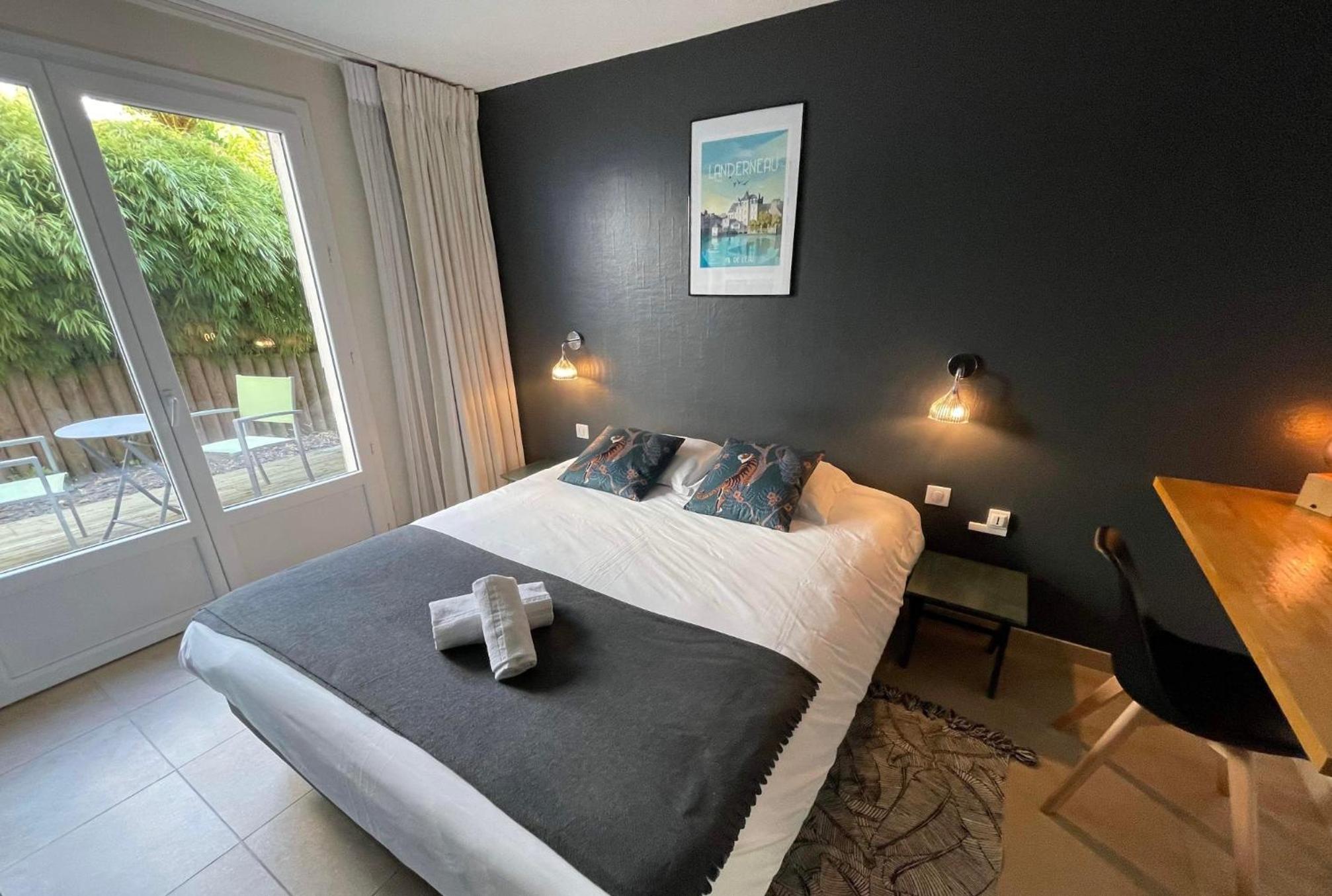 Comfort Double Room with Patio and Large Bed - Photo 8