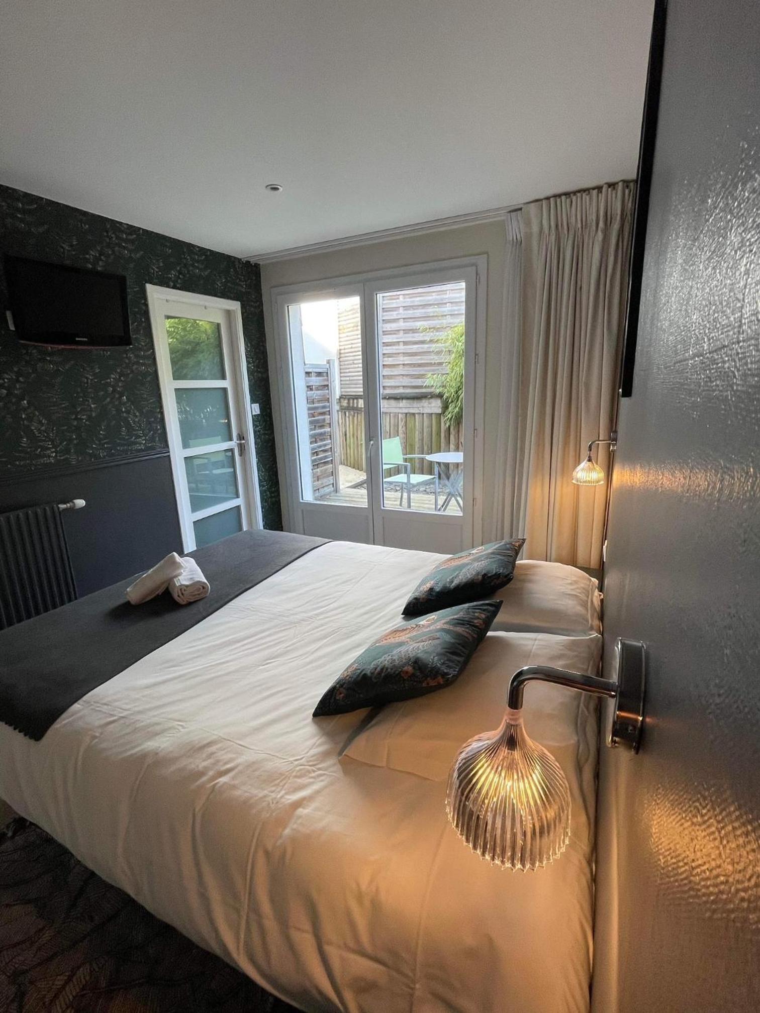 Comfort Double Room with Patio and Large Bed - Photo 6