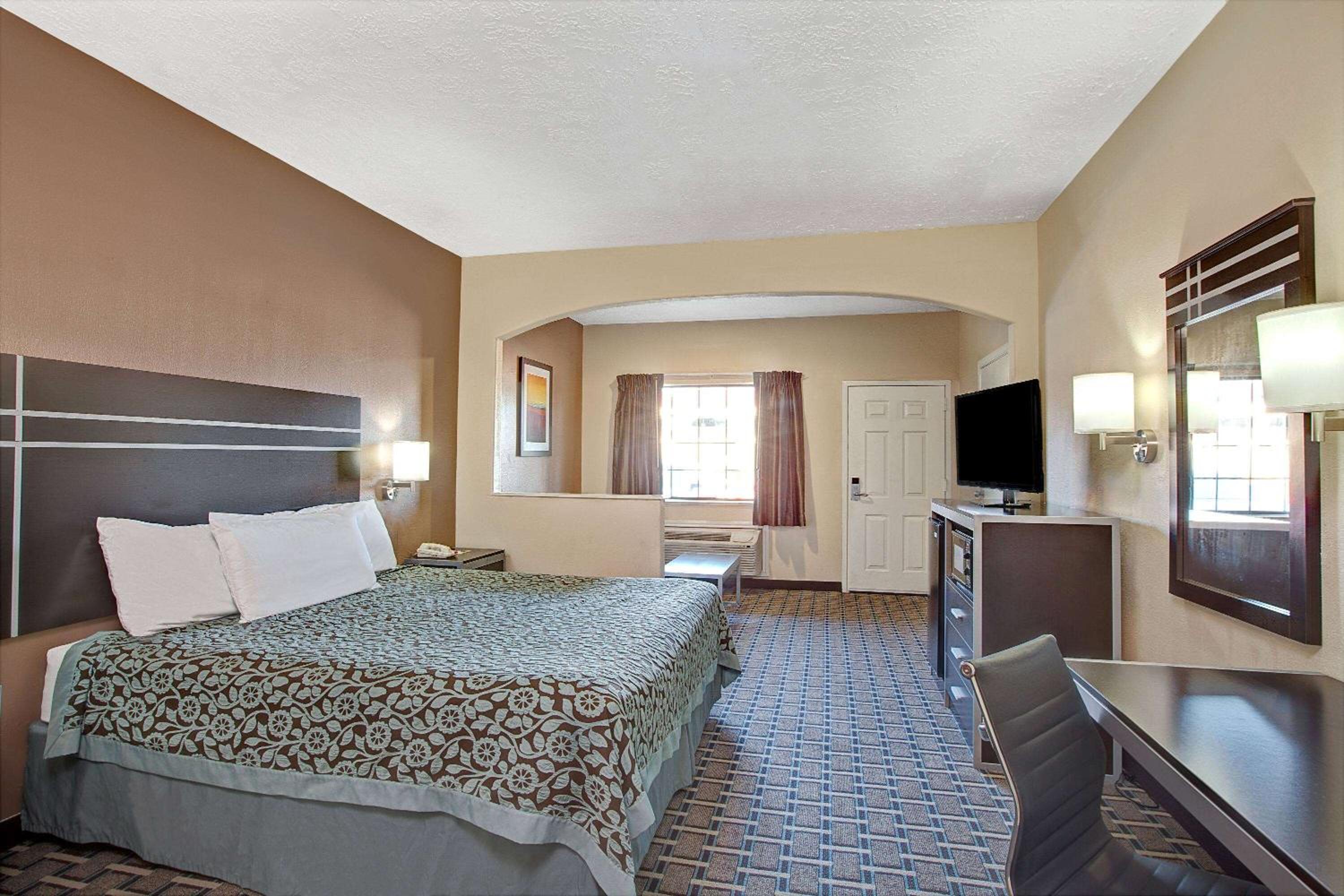 1 King Bed, Mobility Accessible Suite, Bathtub w/ Grab Bars, Non-Smoking photo 2