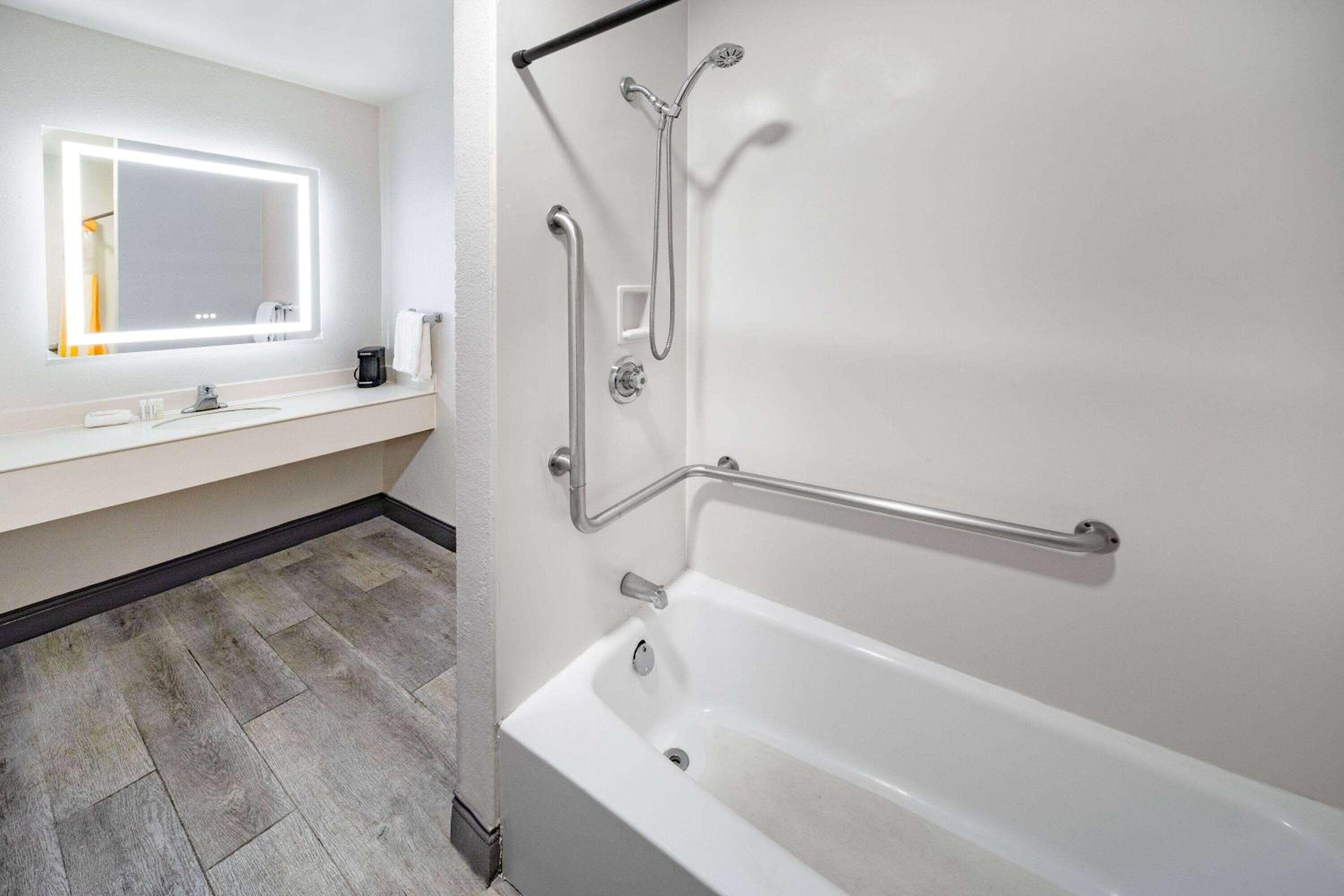 King Room with Bath Tub - Mobility/Hearing Accessible - Non-Smoking - Photo 3