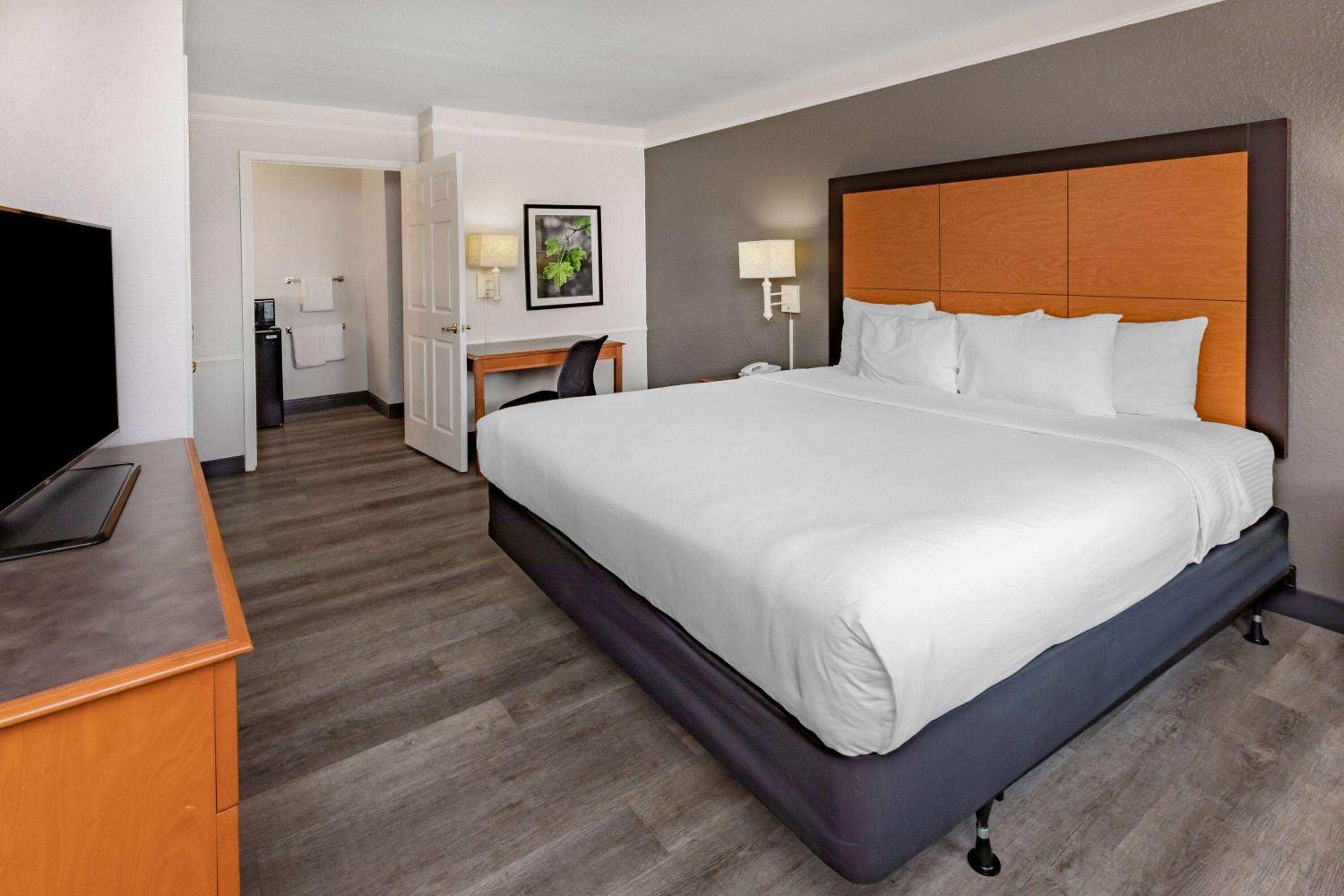 King Room with Roll-In Shower - Mobility/Hearing Accessible - Non-Smoking - Photo 2