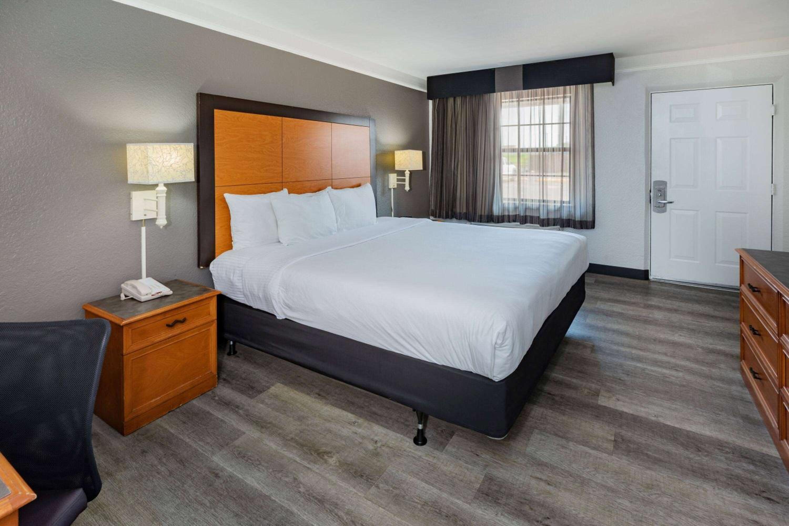 King Room with Bath Tub - Mobility/Hearing Accessible - Non-Smoking - Photo 8