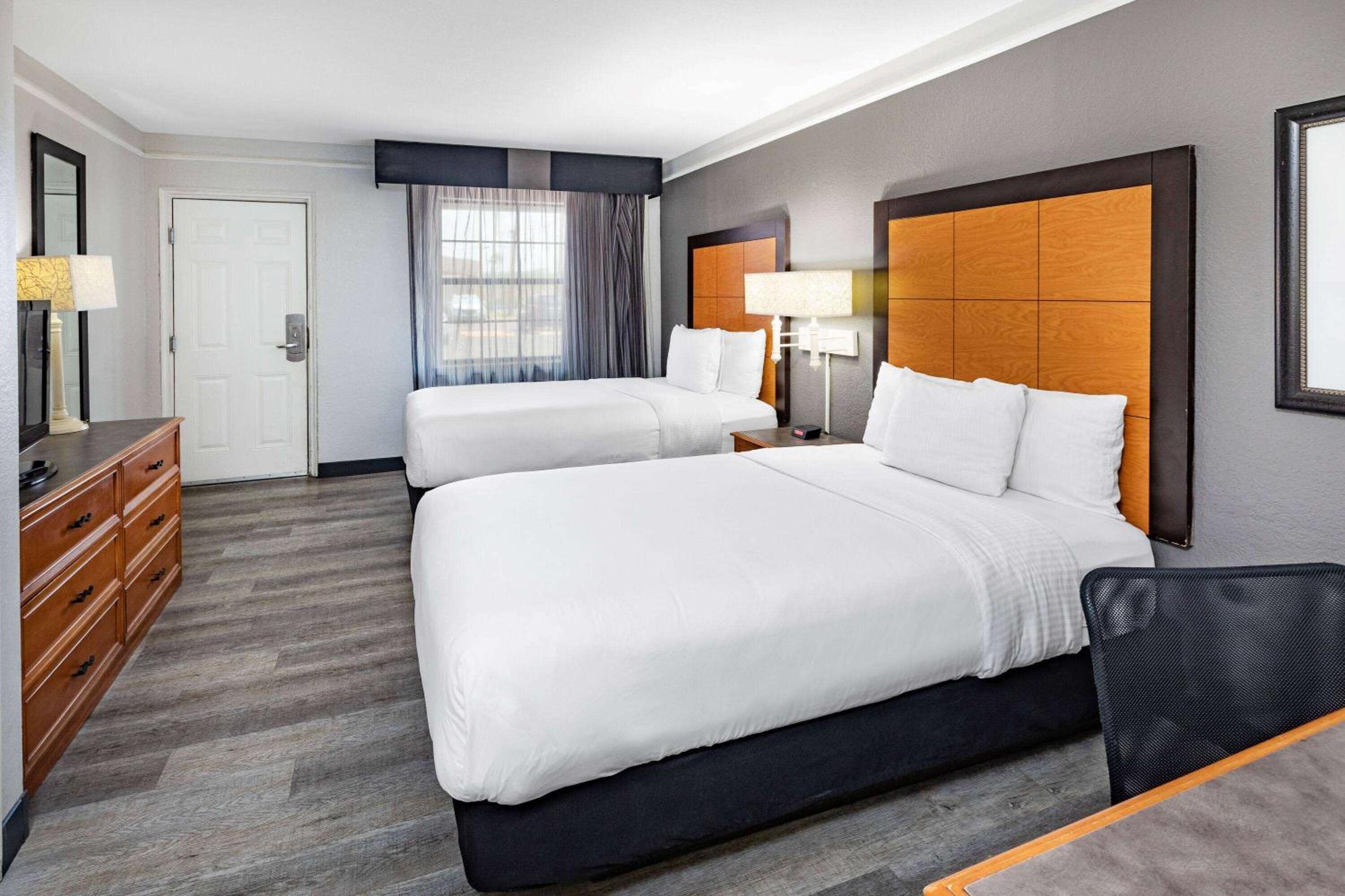 Executive Double Room with Two Double Beds - Non-Smoking - Photo 4