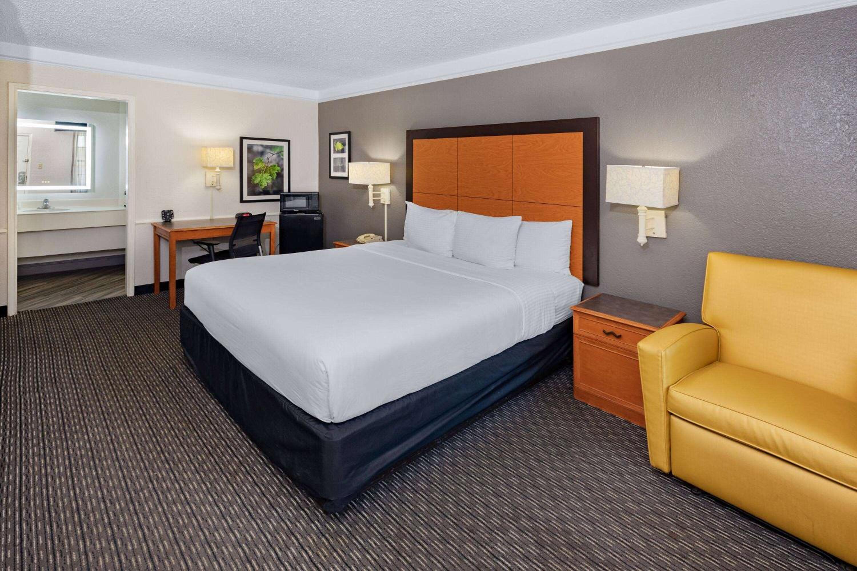 Deluxe King Room - Photo 7