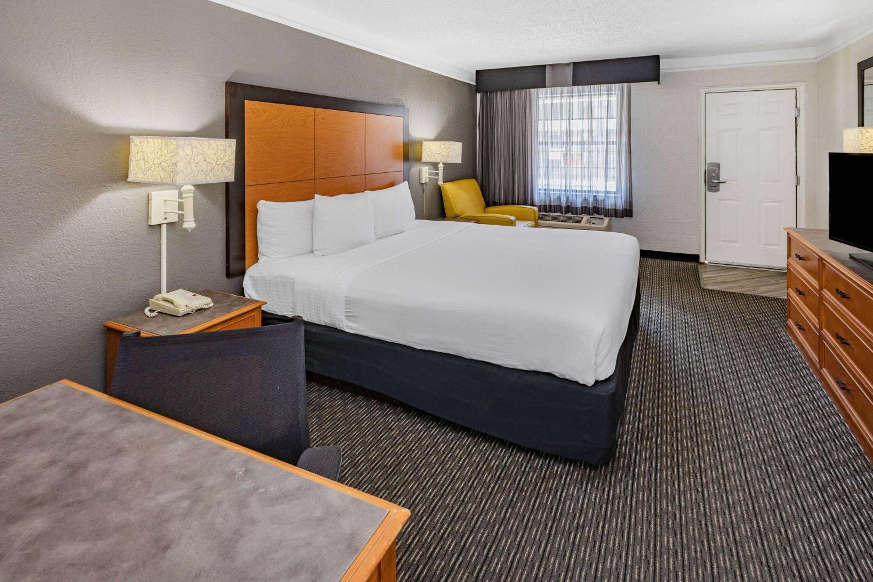 Deluxe King Room - Photo 6