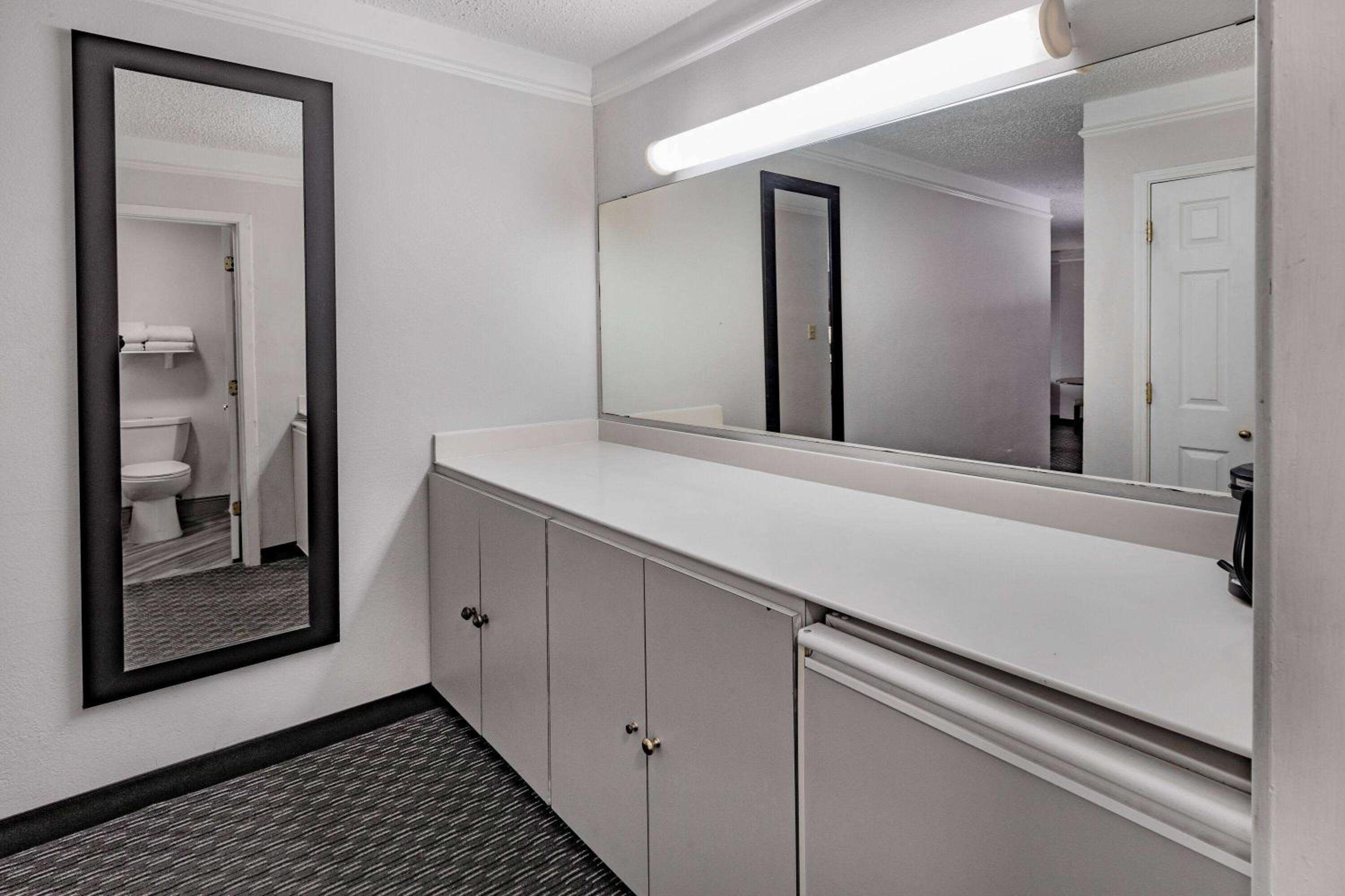 One-Bedroom King Suite - Non-Smoking - Photo 8