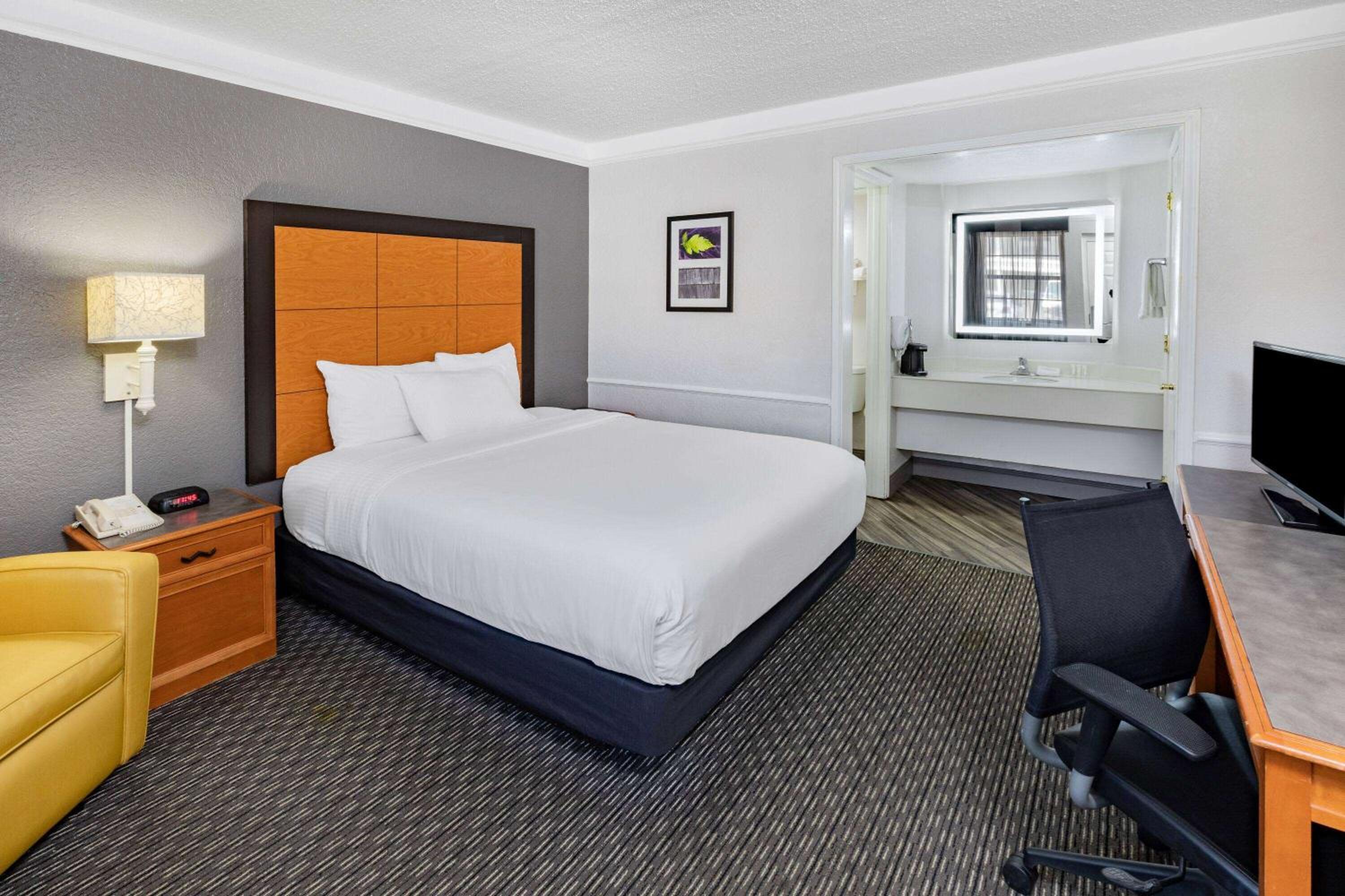 Deluxe Queen Room - Non-Smoking - Photo 3