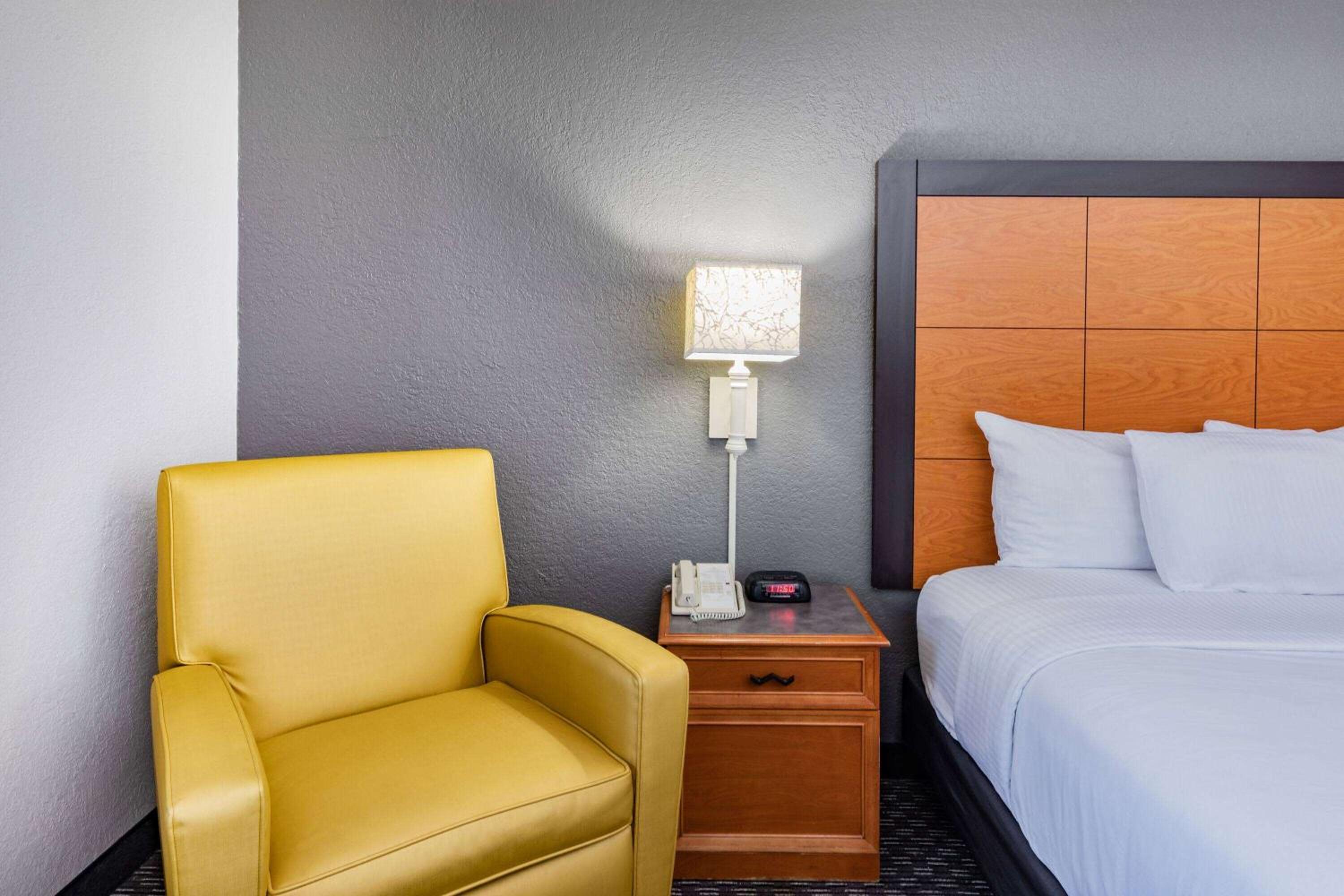 Deluxe Queen Room - Non-Smoking - Photo 4