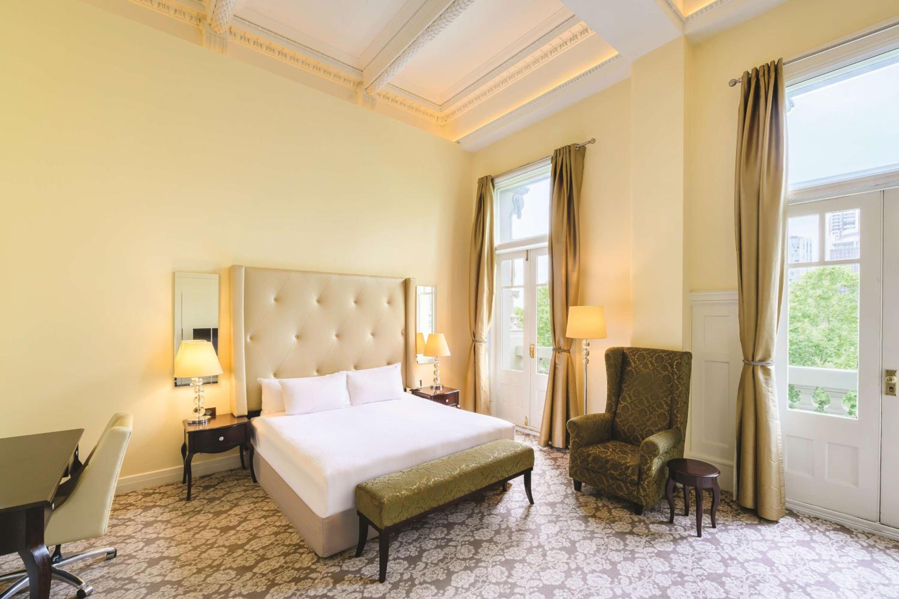 Edwardian Room + 2 Nightly Cocktails - Photo 4