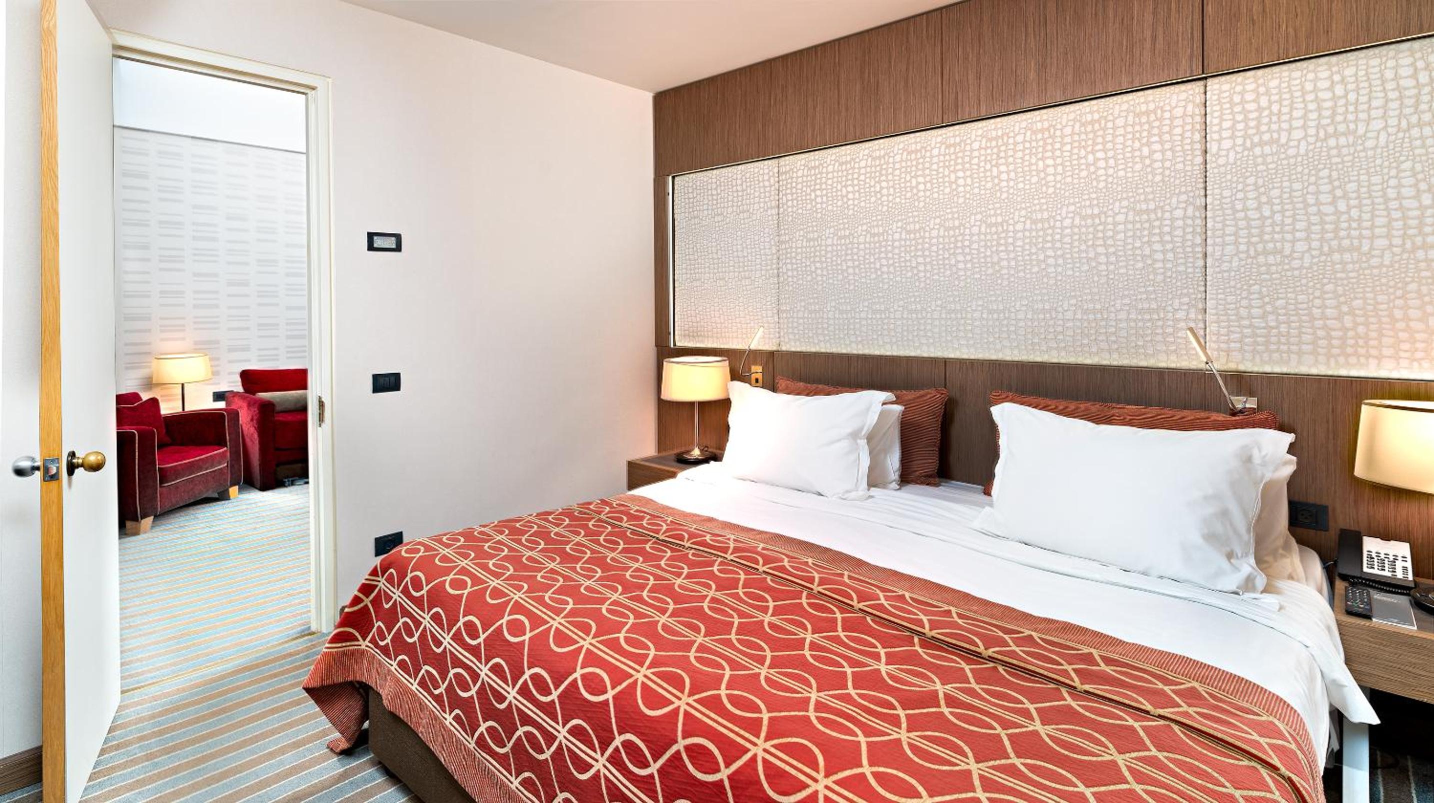 Executive Suite - Photo 2