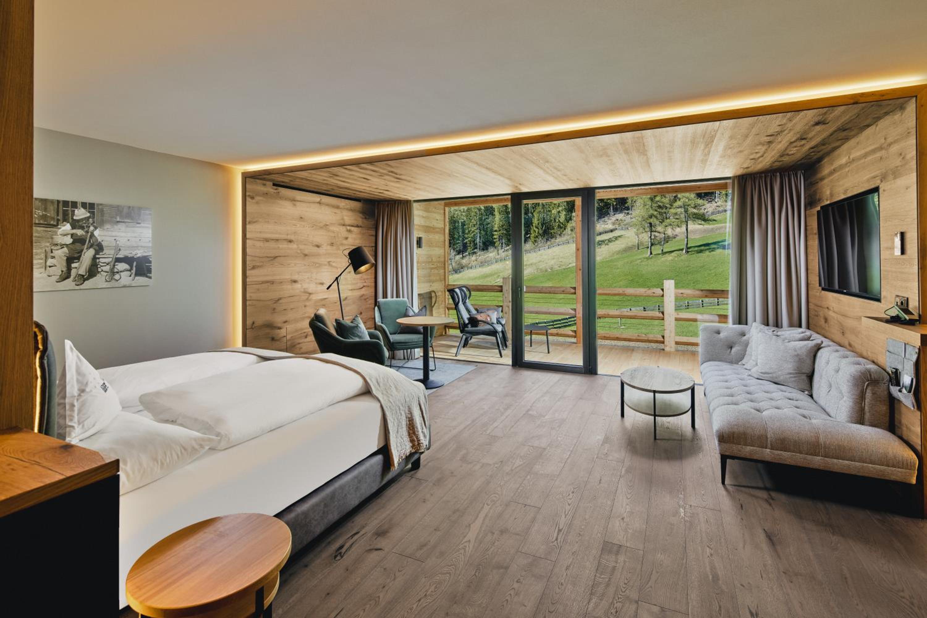 Deluxe Double Room with Balcony photo 2