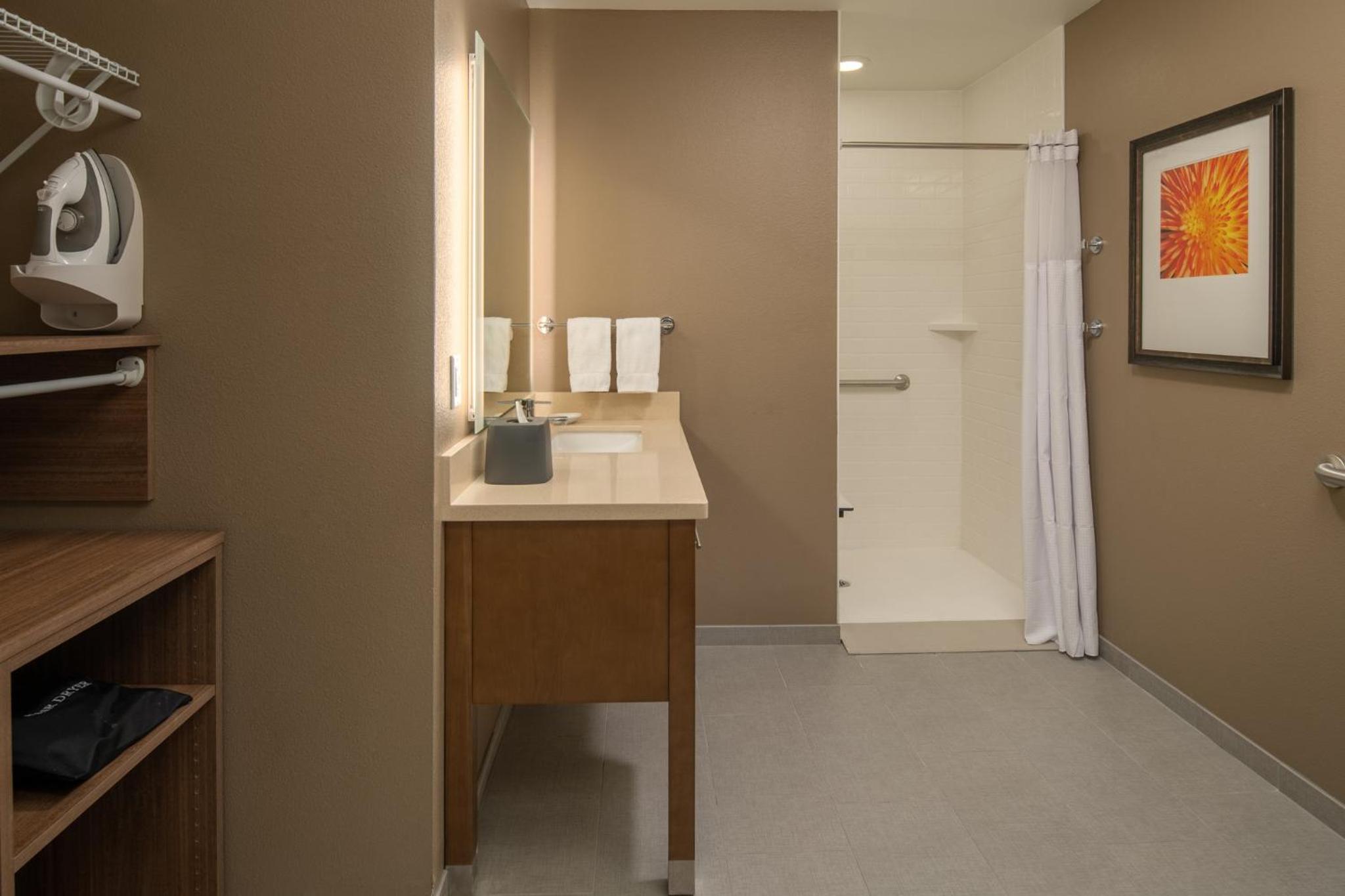 Queen Studio Suite with Bath Tub - Mobility Accessible - Non-Smoking - Photo 4