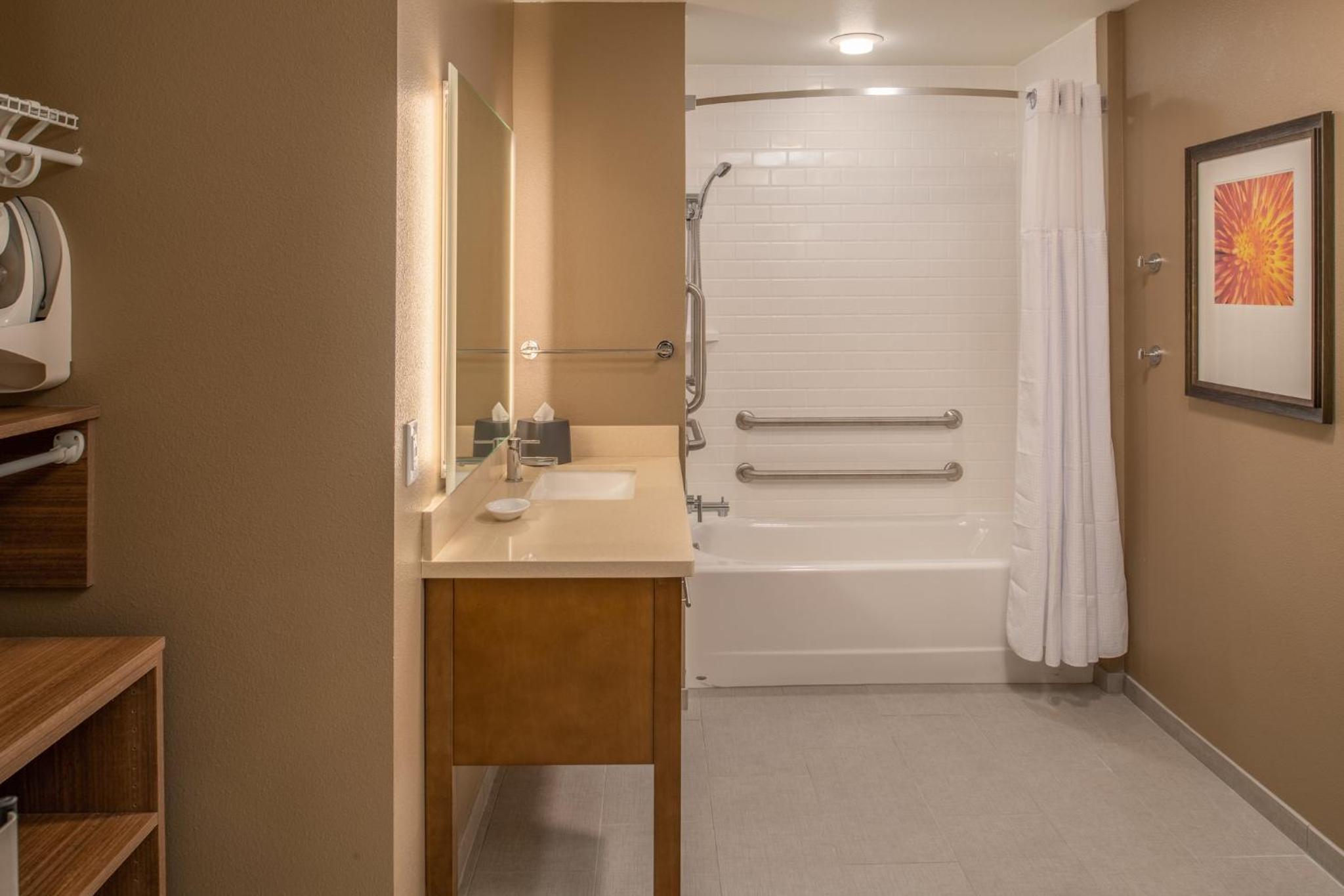 Queen Studio Suite with Bath Tub - Mobility Accessible - Non-Smoking - Photo 2