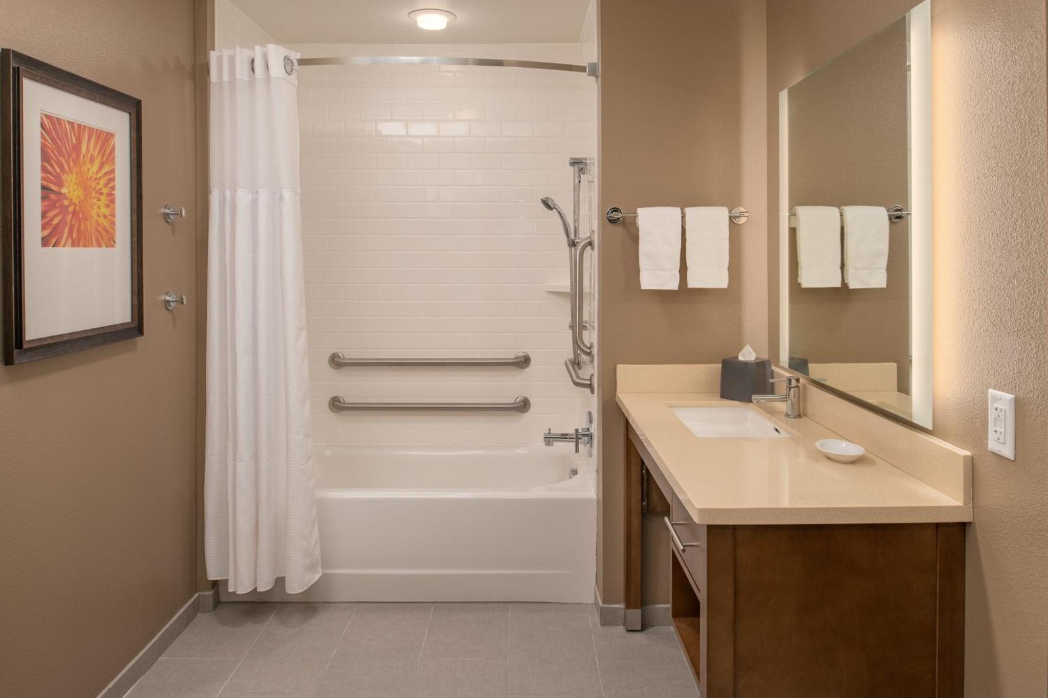 One-Bedroom Queen Room with Two Queen Beds and Mobility Accessible Tub - Non-Smoking - Photo 3