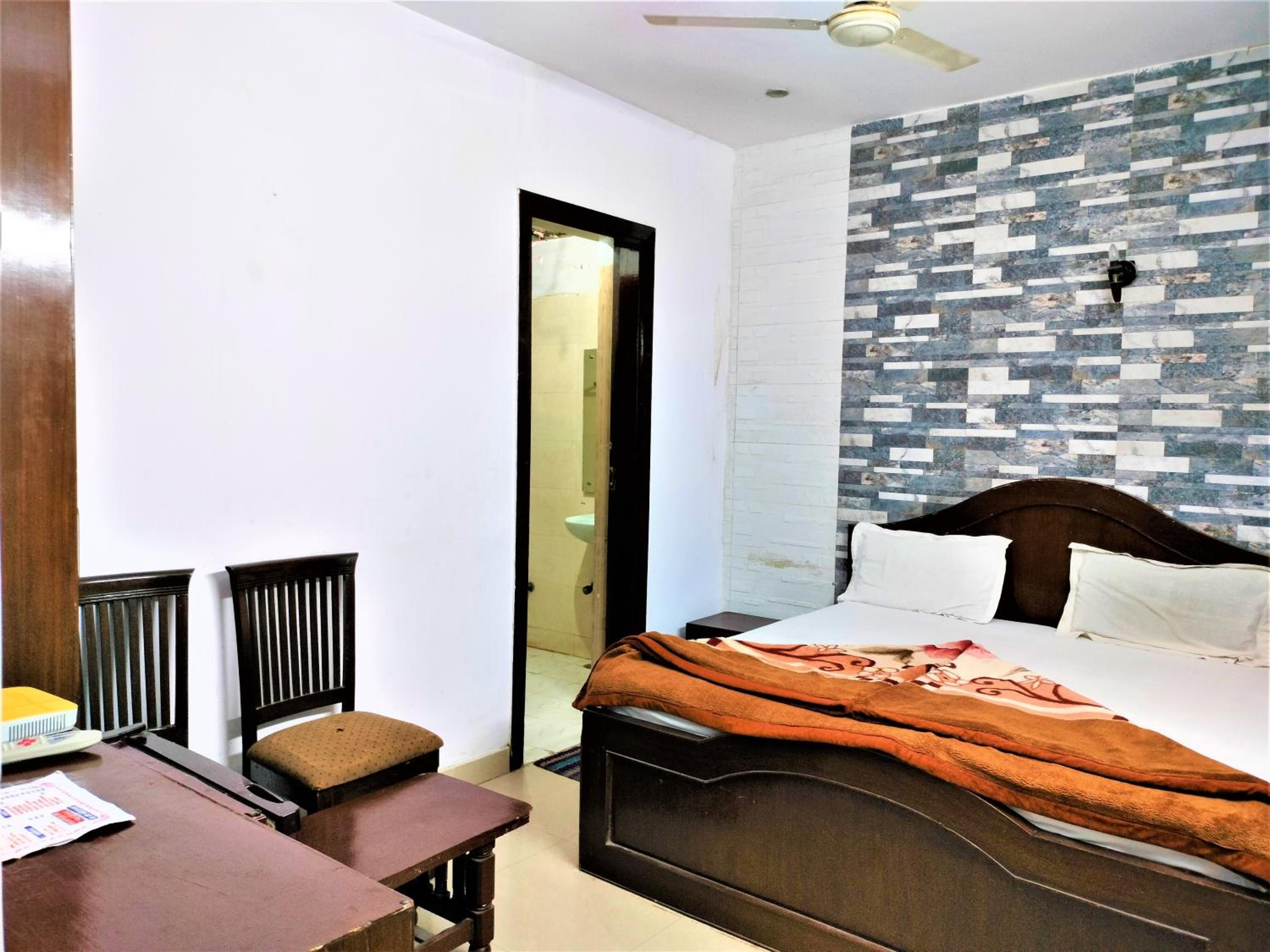 Standard Double Room with Fan - Photo 7