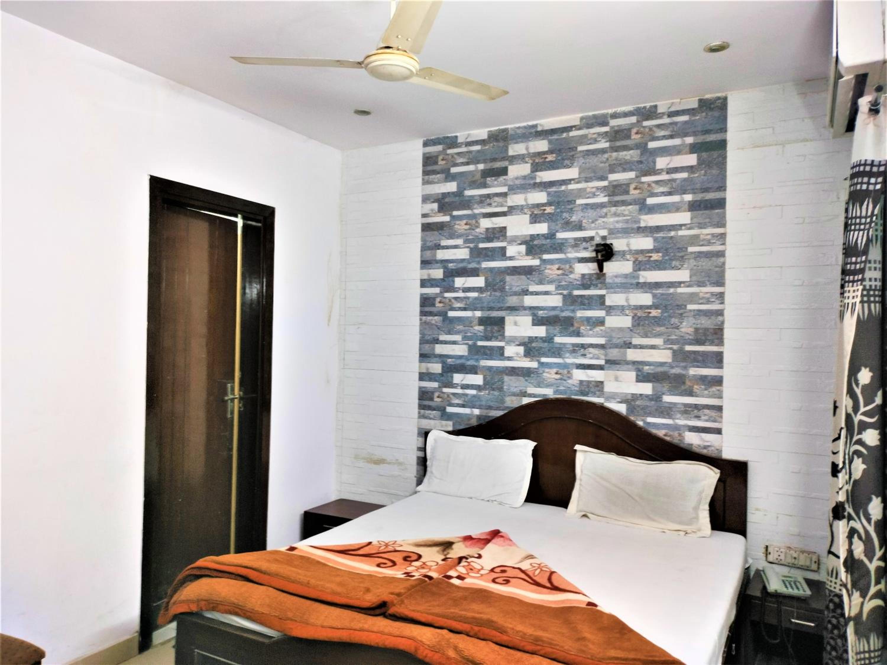 Standard Double Room with Fan - Photo 8