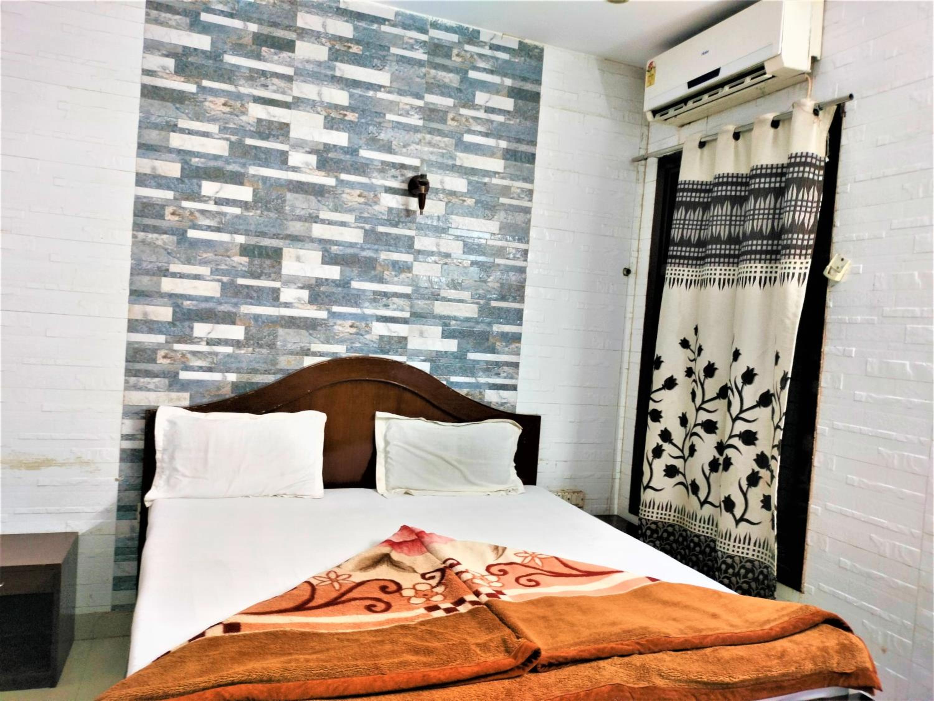 Standard Double Room with Fan - Photo 9