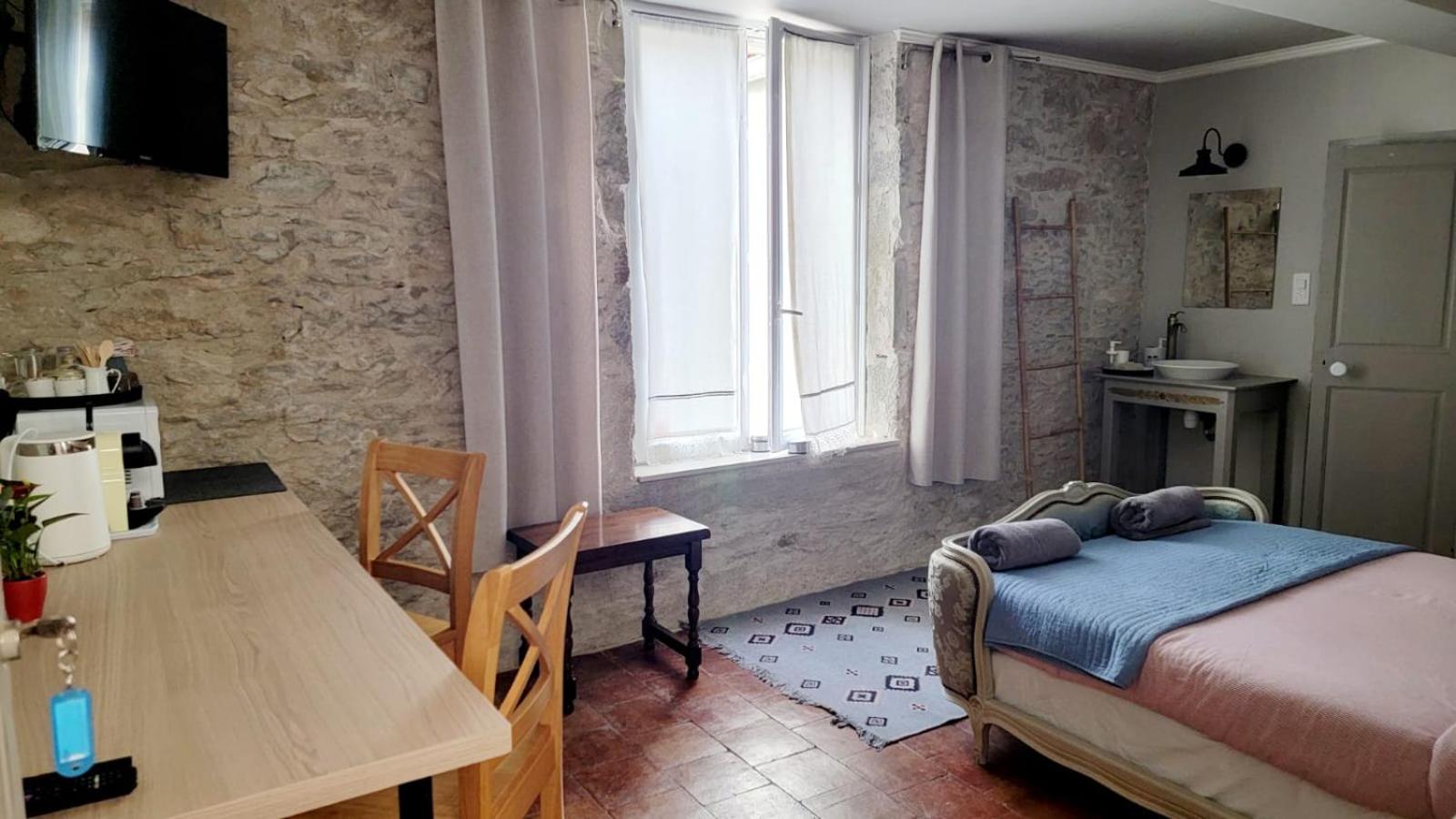 Studio Apartment - Photo 15
