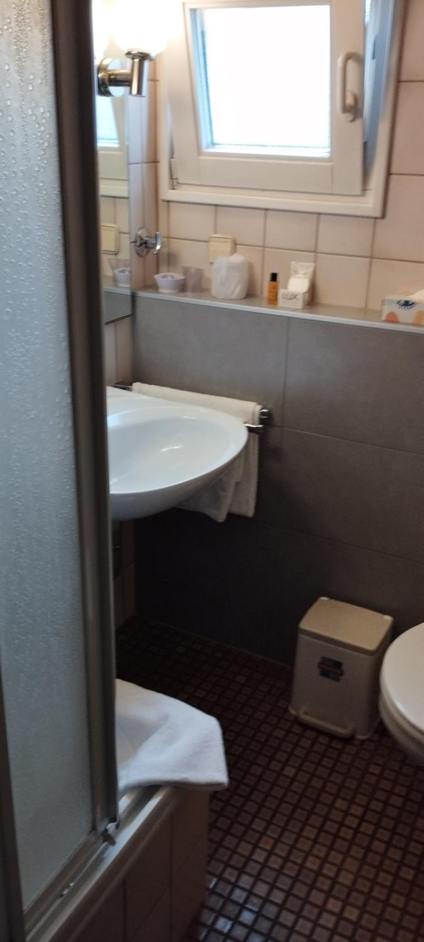 Single Room with Bathroom photo 2