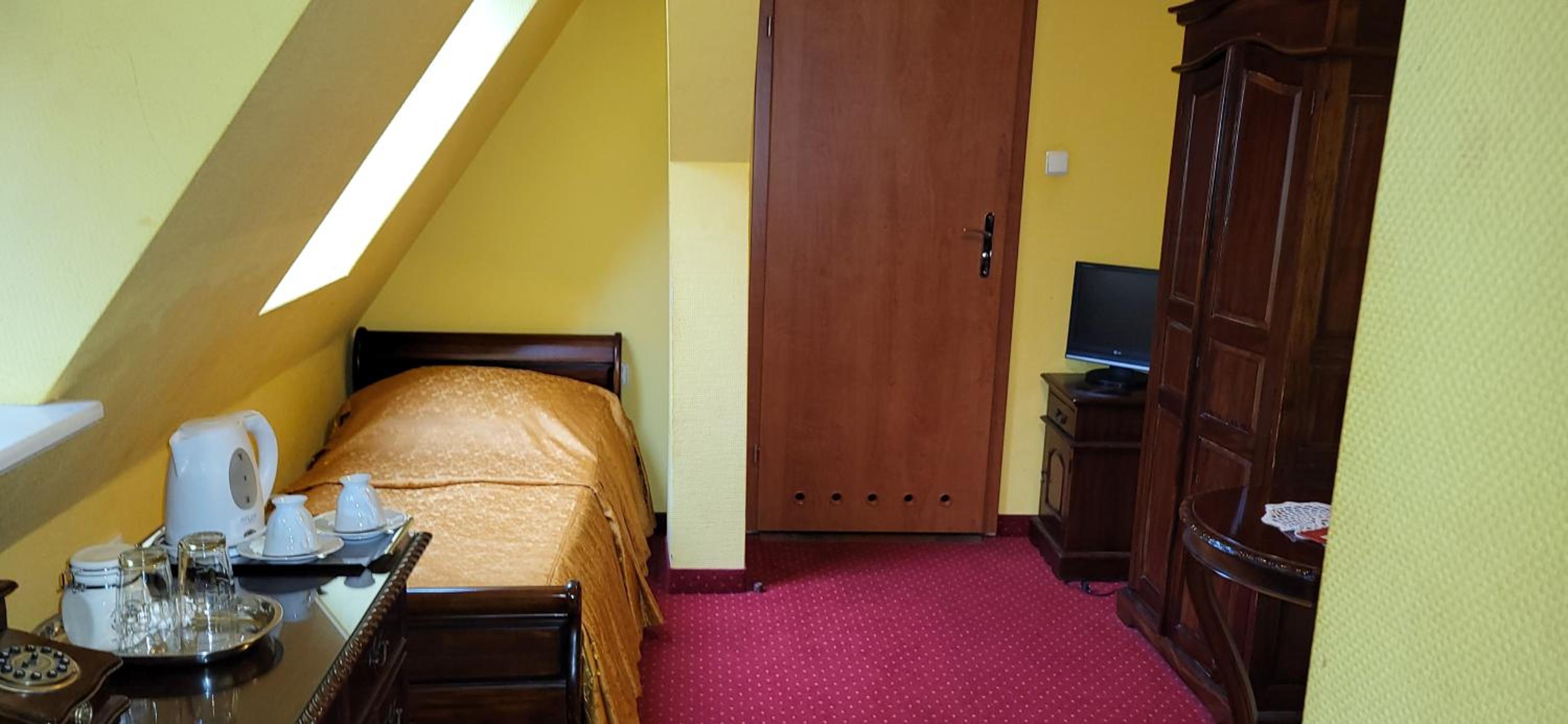 Economy Twin Room - Photo 32
