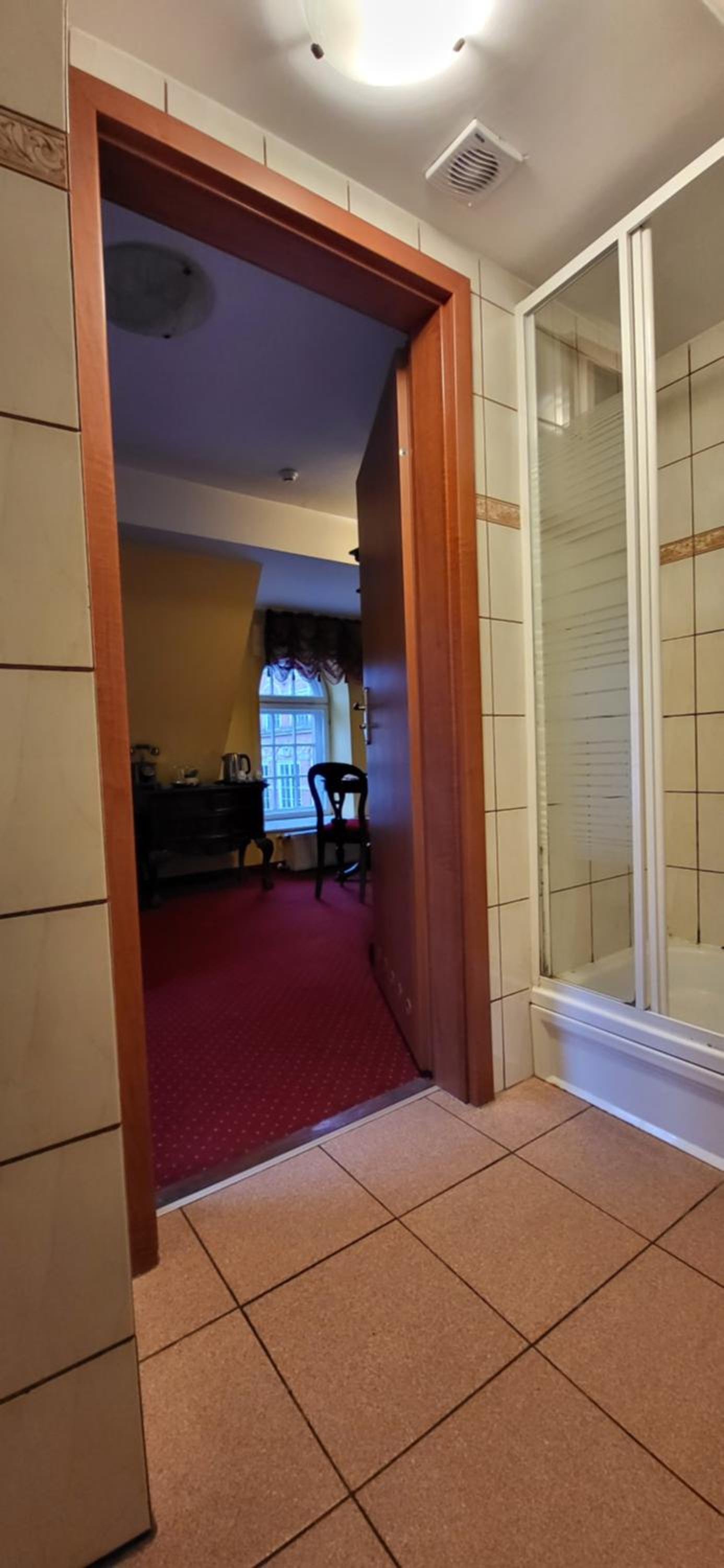 Economy Twin Room - Photo 8
