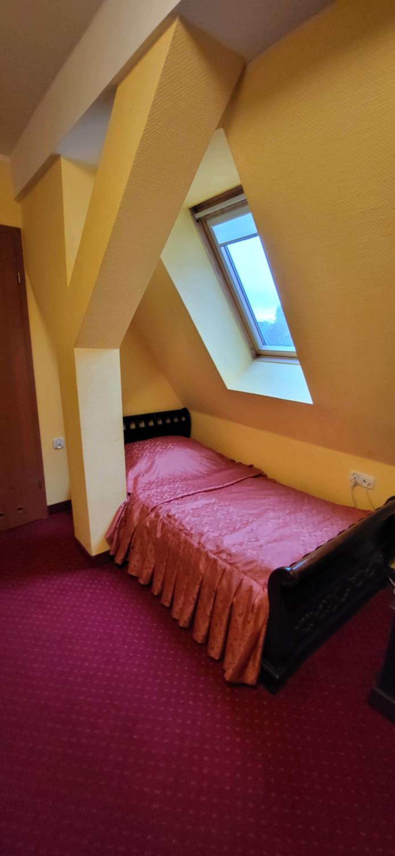 Economy Twin Room - Photo 21