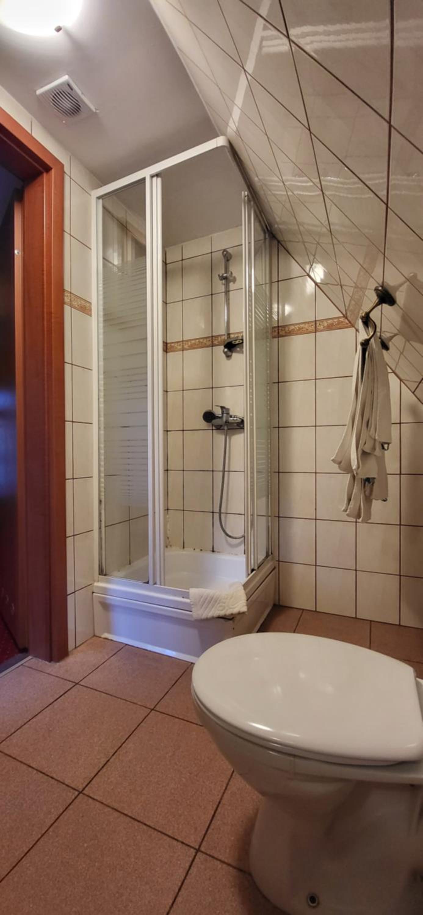 Economy Twin Room - Photo 18