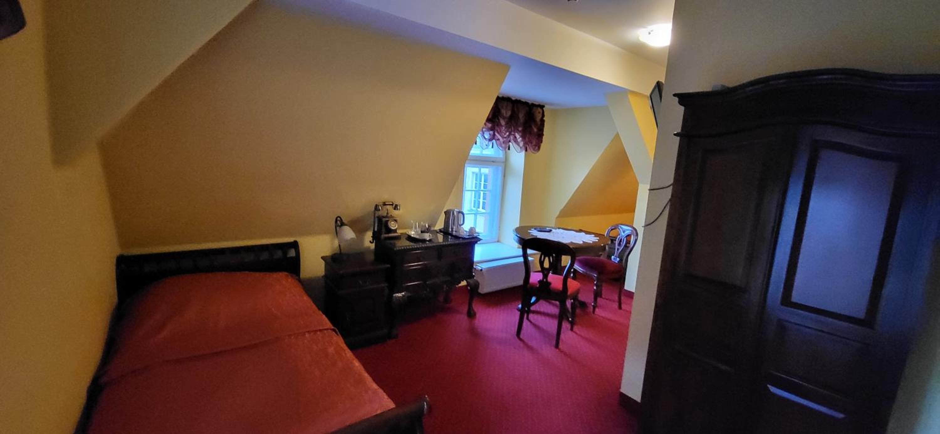 Economy Twin Room - Photo 27