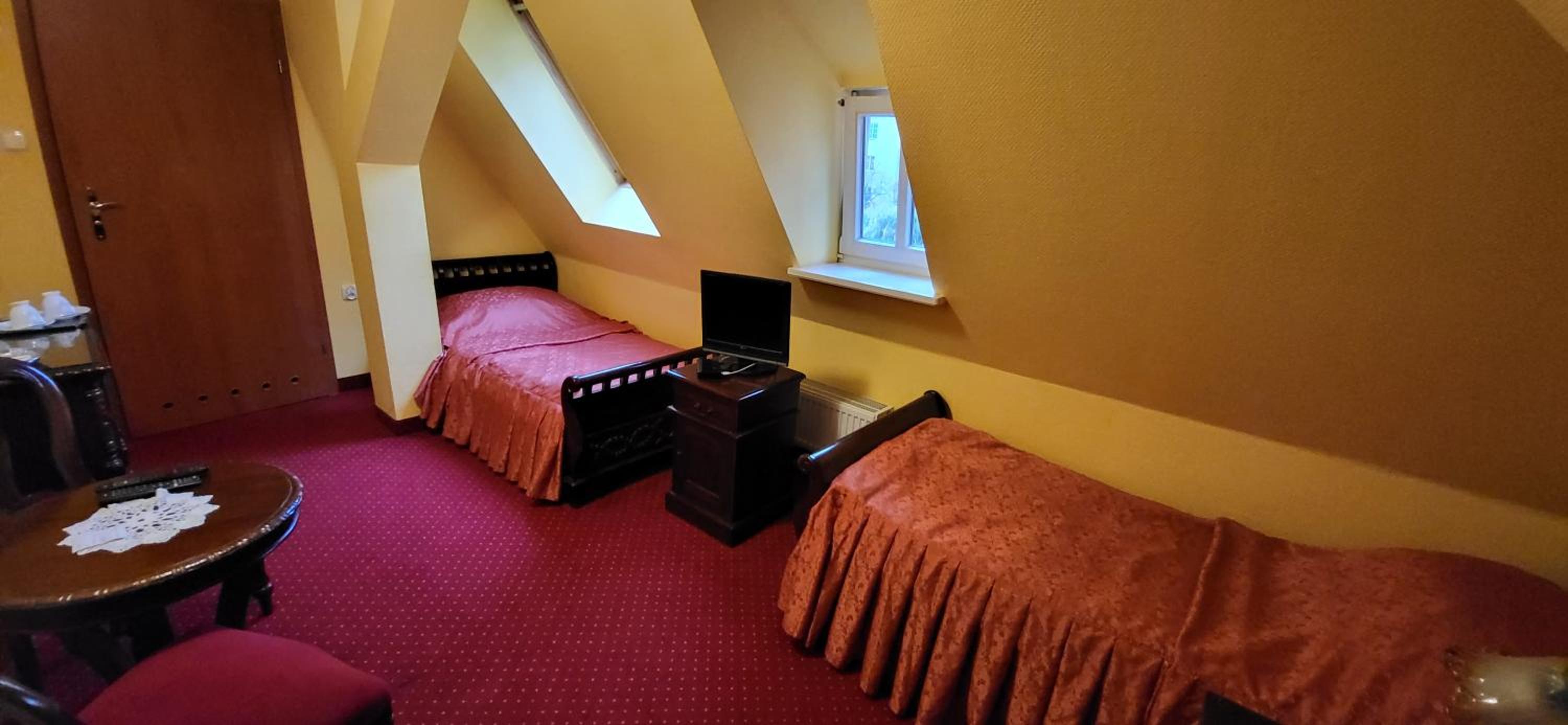 Economy Twin Room - Photo 25