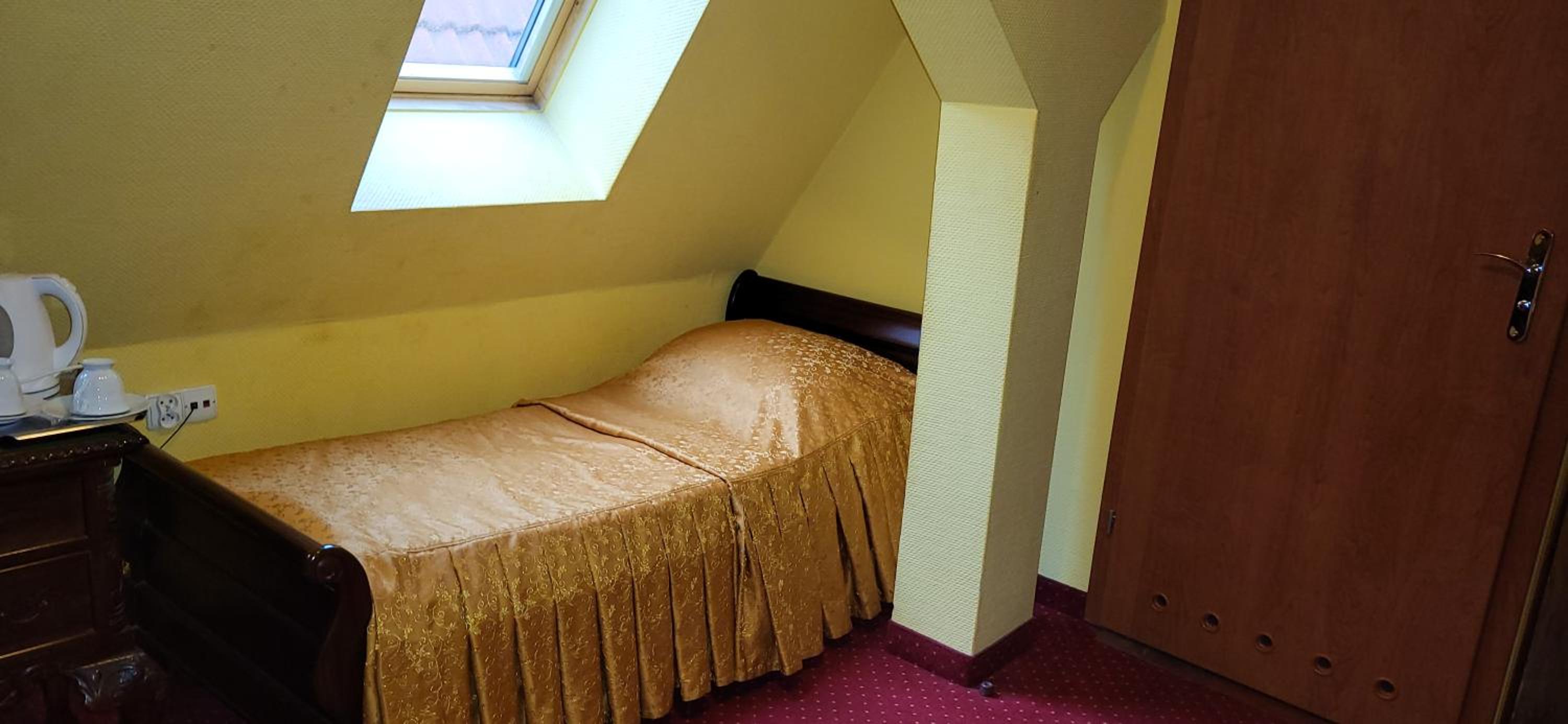 Economy Twin Room - Photo 26
