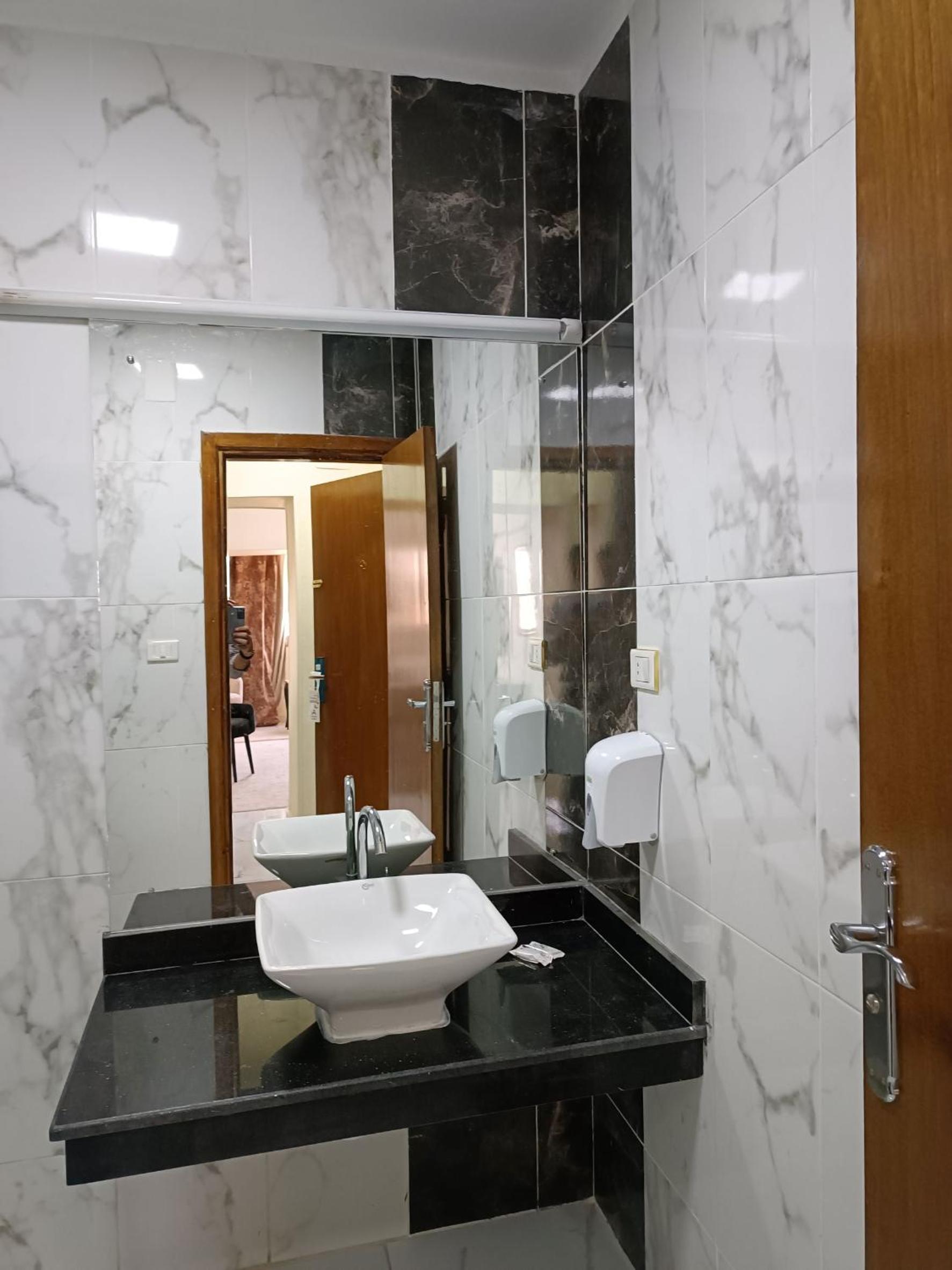 Standard Double or Twin Room - Photo 9