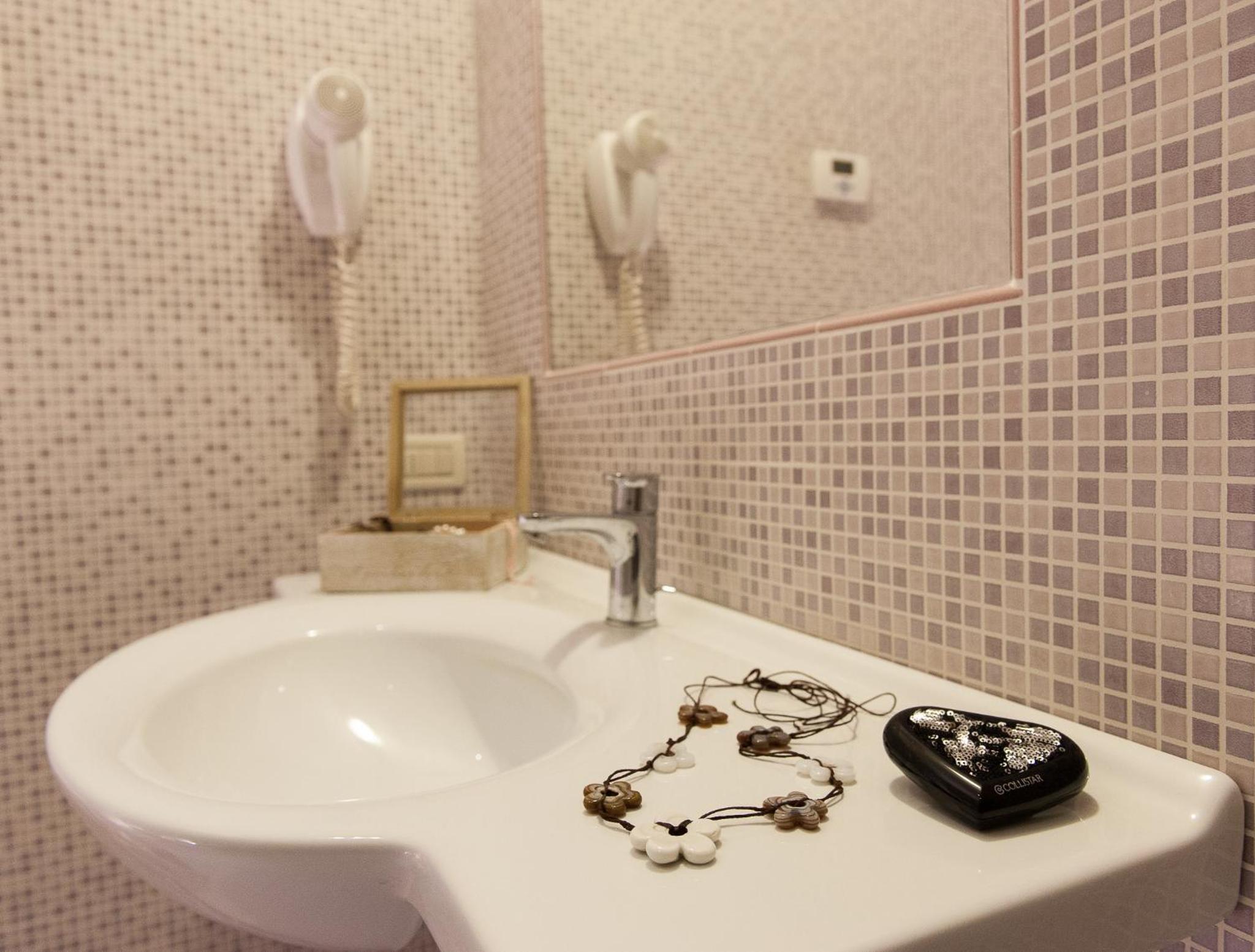 Double Room - Photo 7