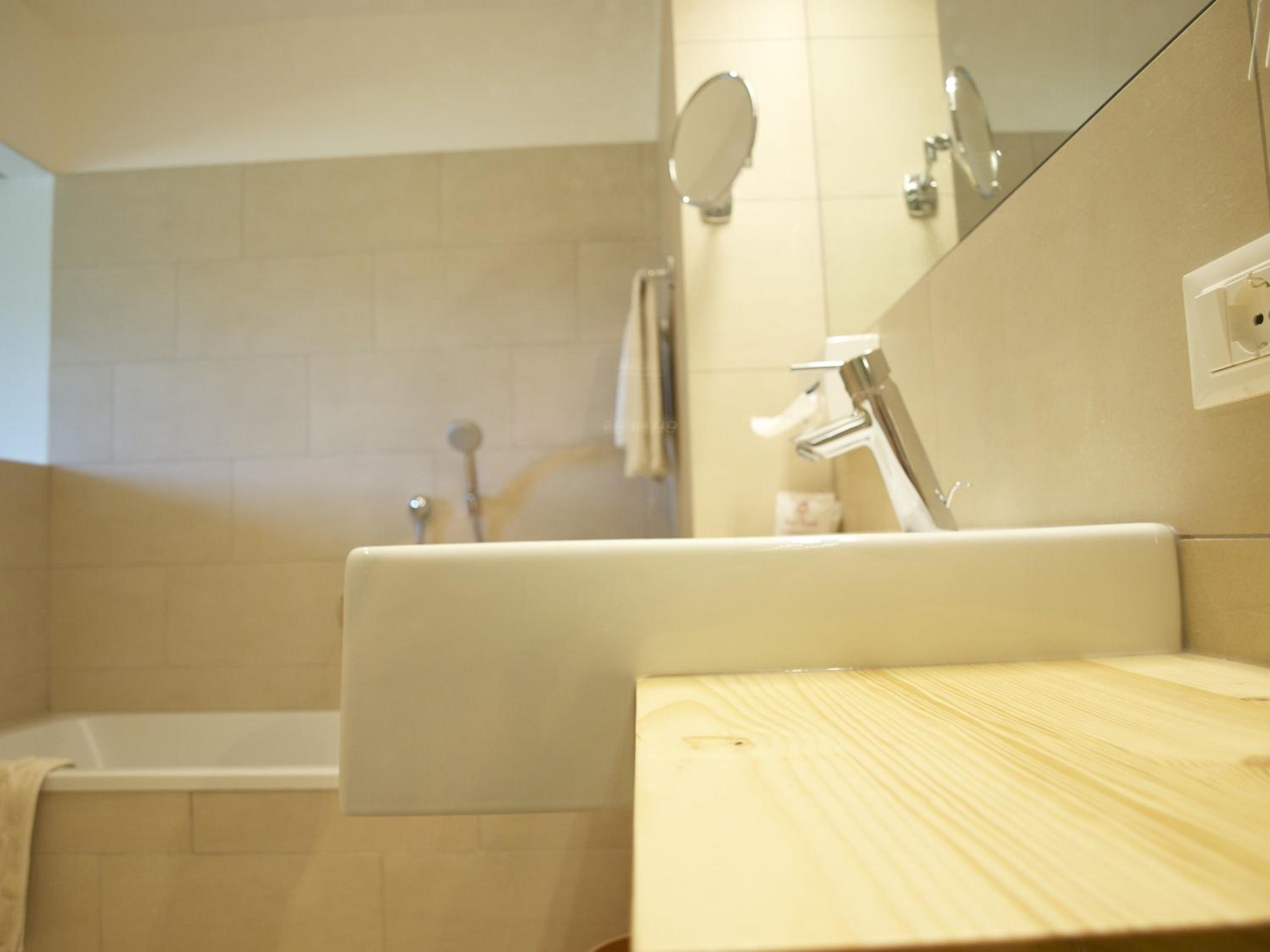 Junior Suite with Balcony - Photo 3