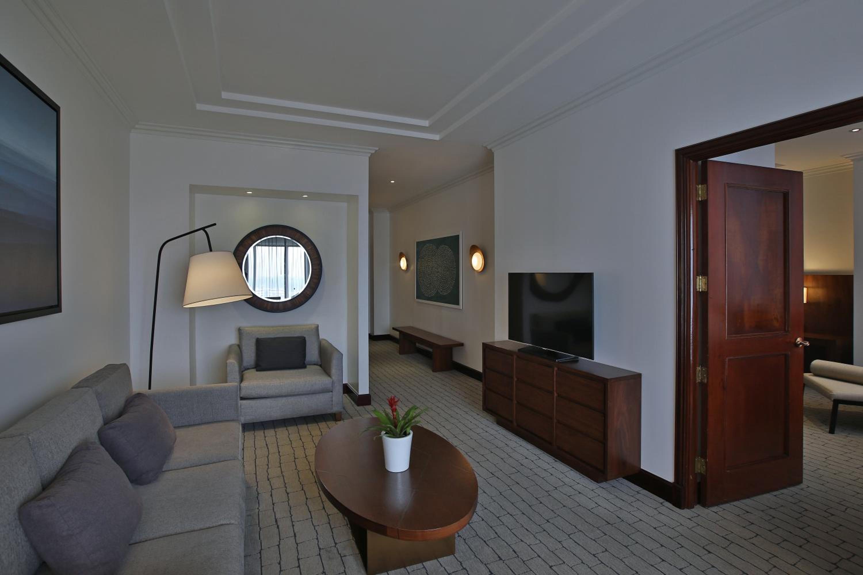 1 King Junior Suite Club Lounge Access High Floor - Photo 1