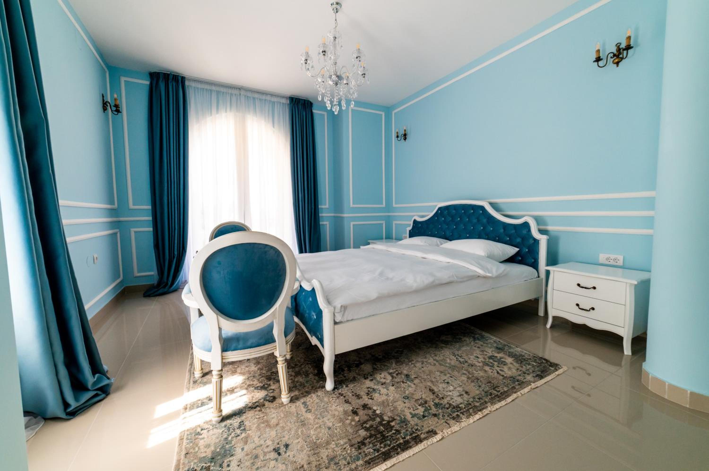 Queen Room photo 2