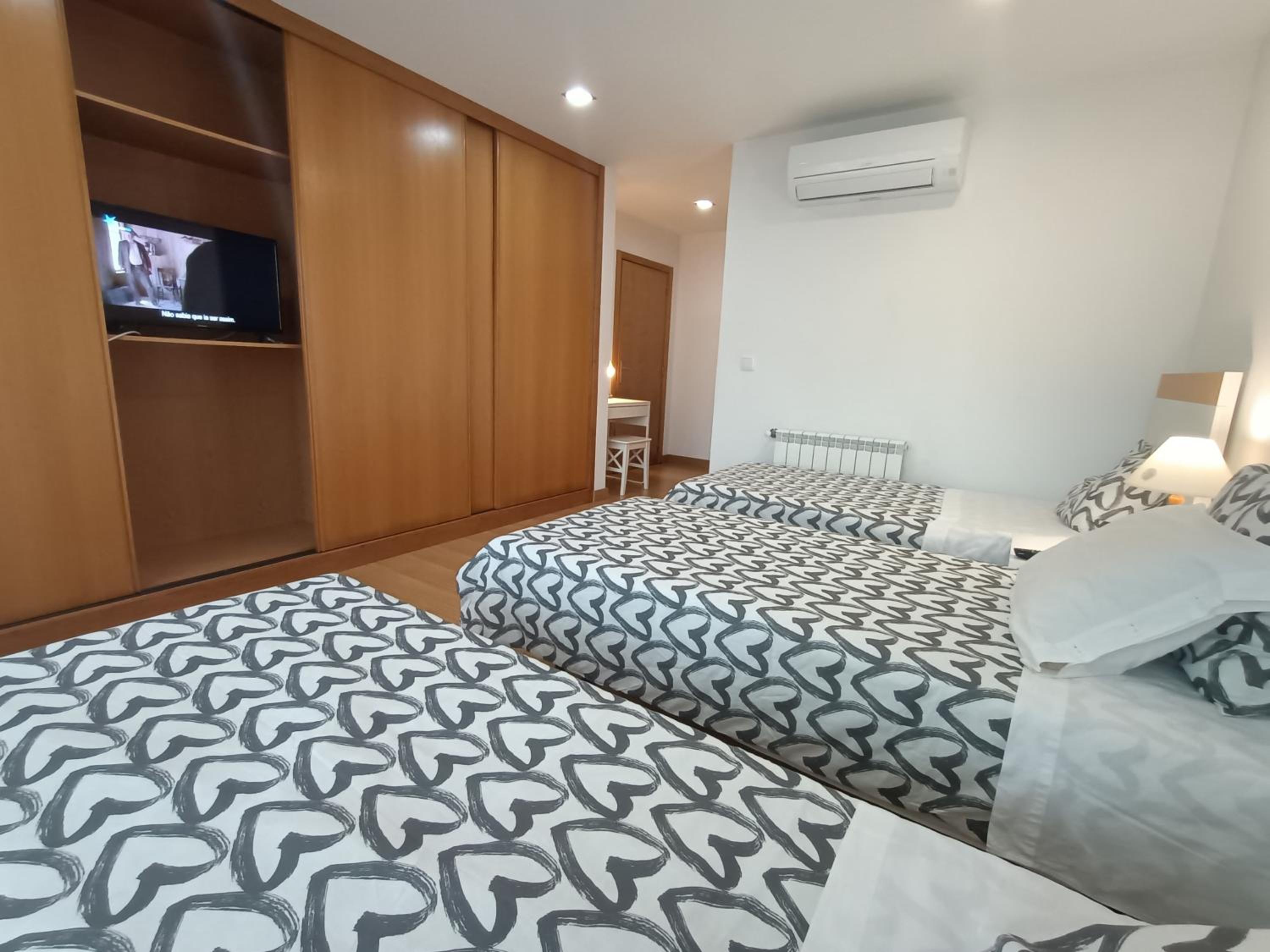 Five-Bedroom House photo 3