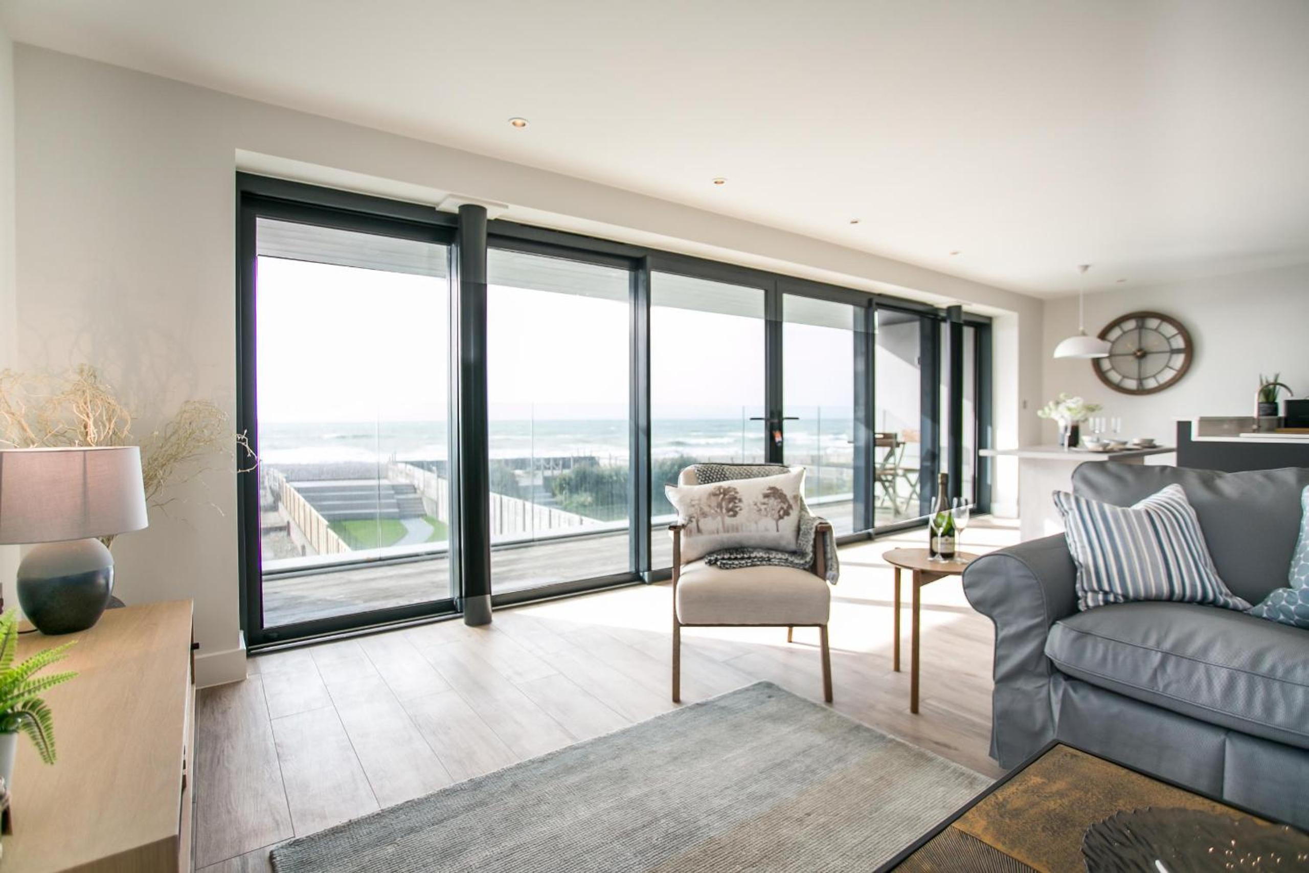 Three-Bedroom Apartment with Sea View photo 2