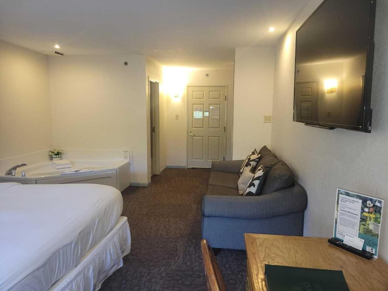 King Room with Spa Bath - Non-Smoking photo 2