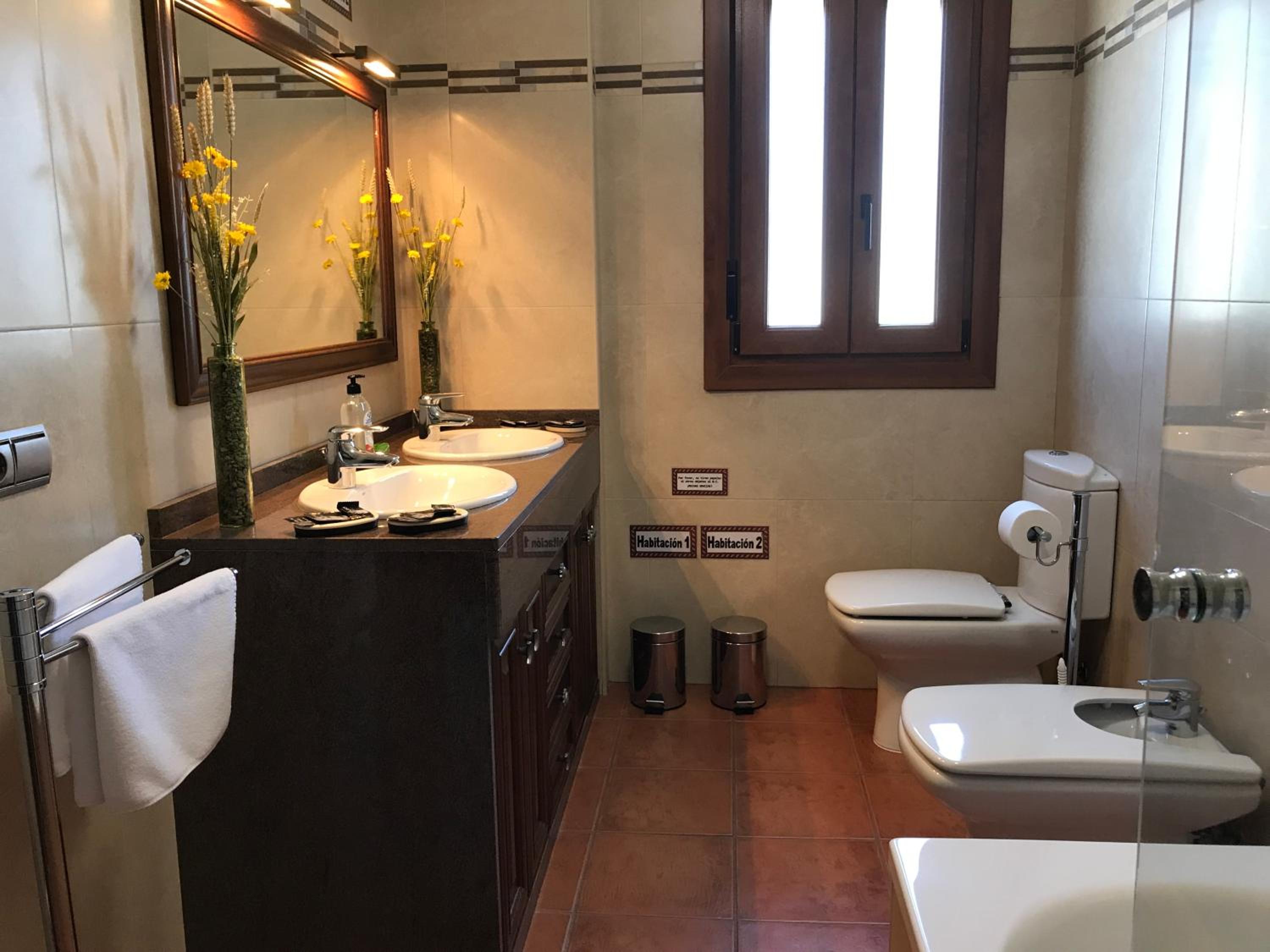Standard Twin Room with Shared Bathroom photo 3