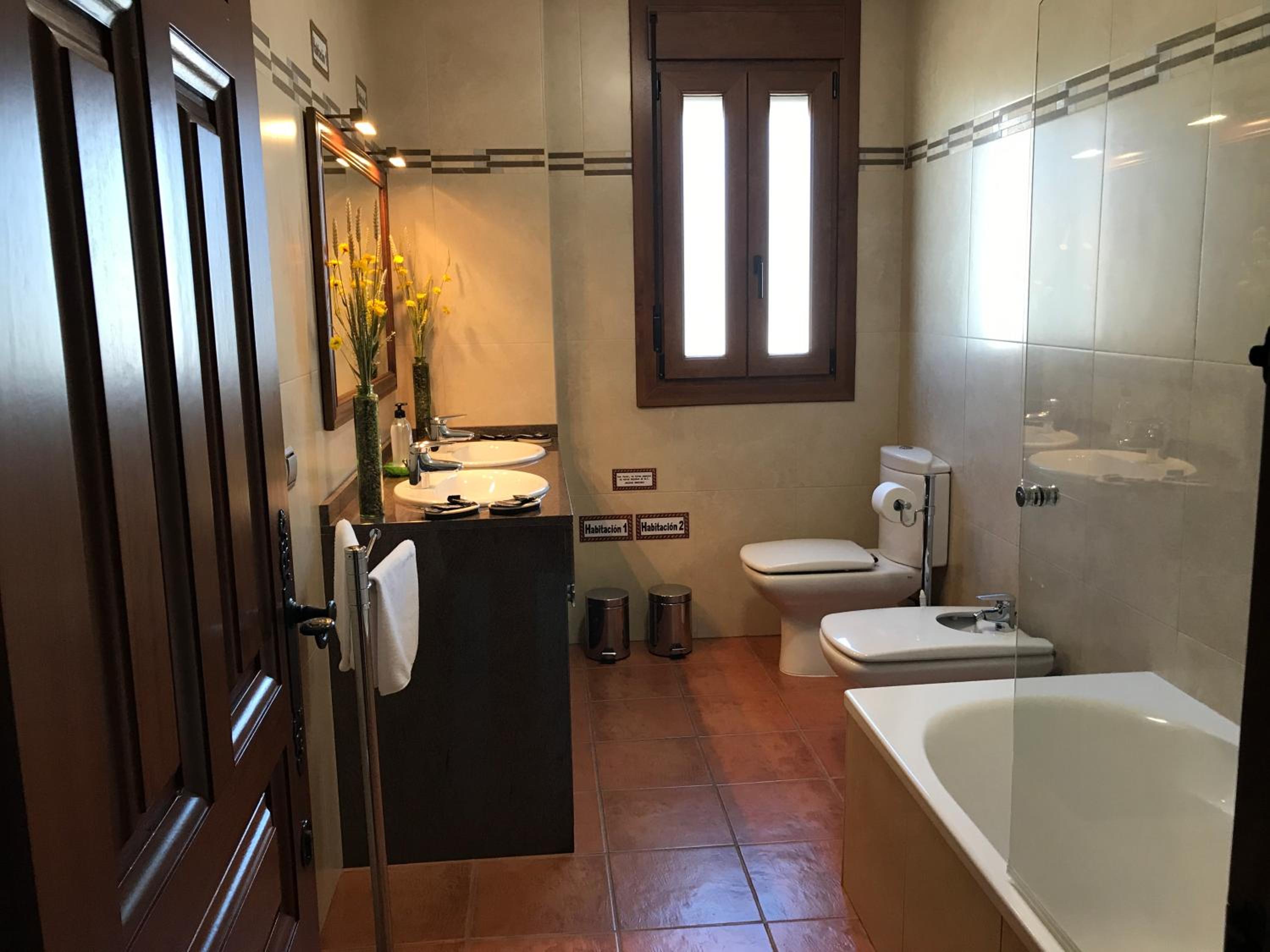 Standard Twin Room with Shared Bathroom photo 2