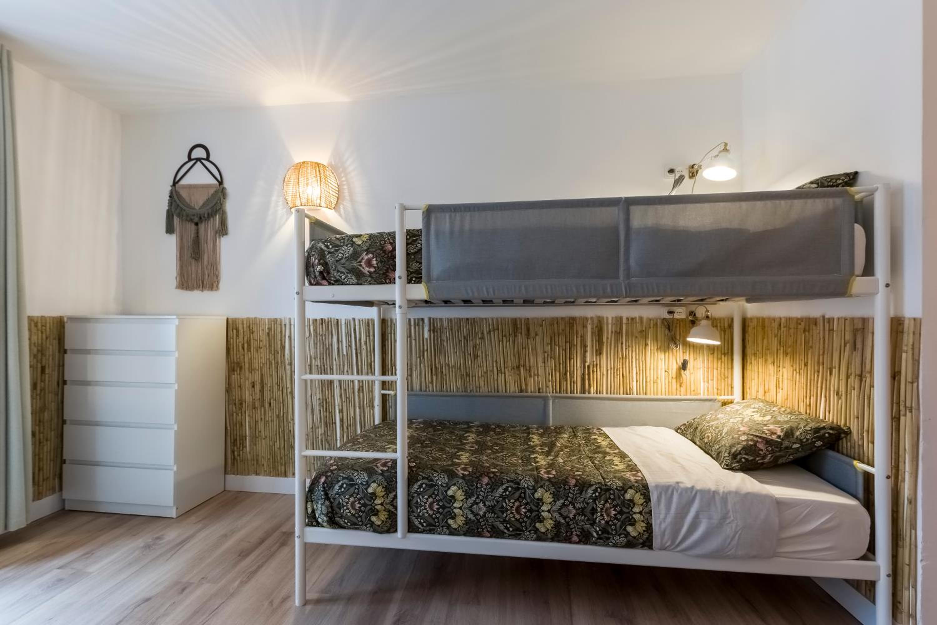 Cama en Habitación Compartida Femenina de 8 Camas (solo para mujeres)