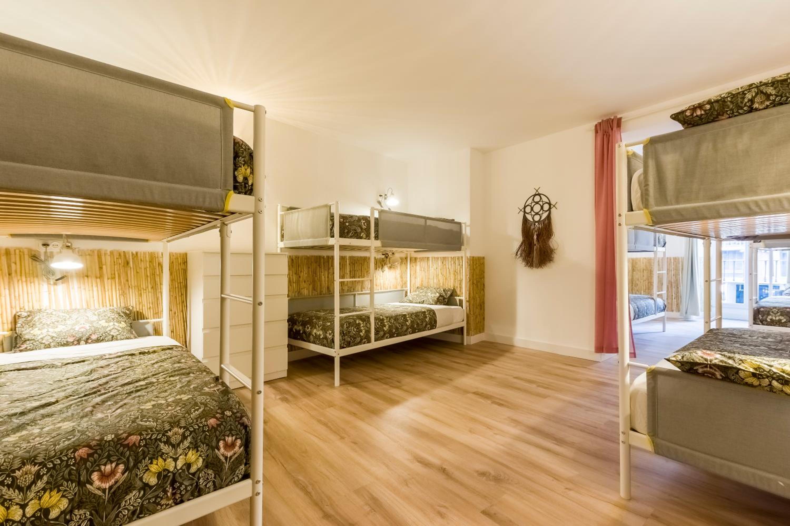Cama individual en dormitorio compartido de 10 camas.