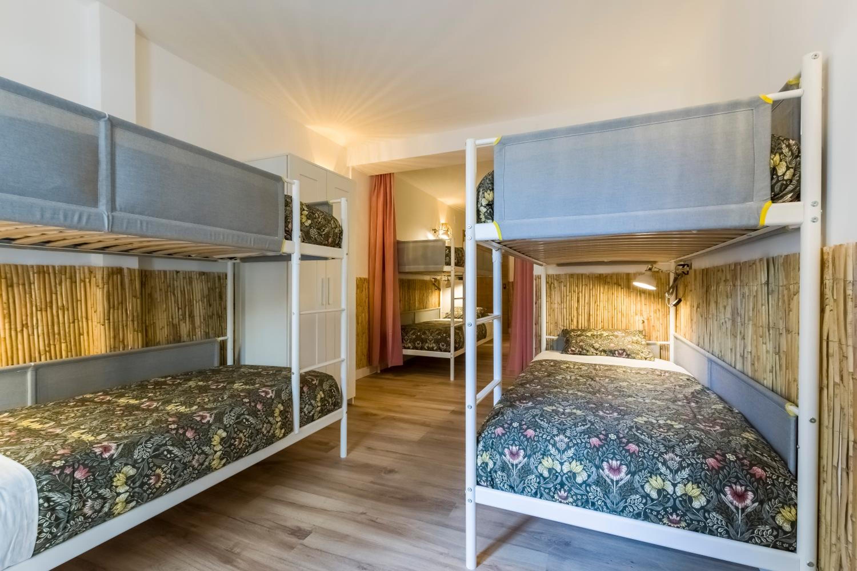 Cama individual en dormitorio compartido de 10 camas.