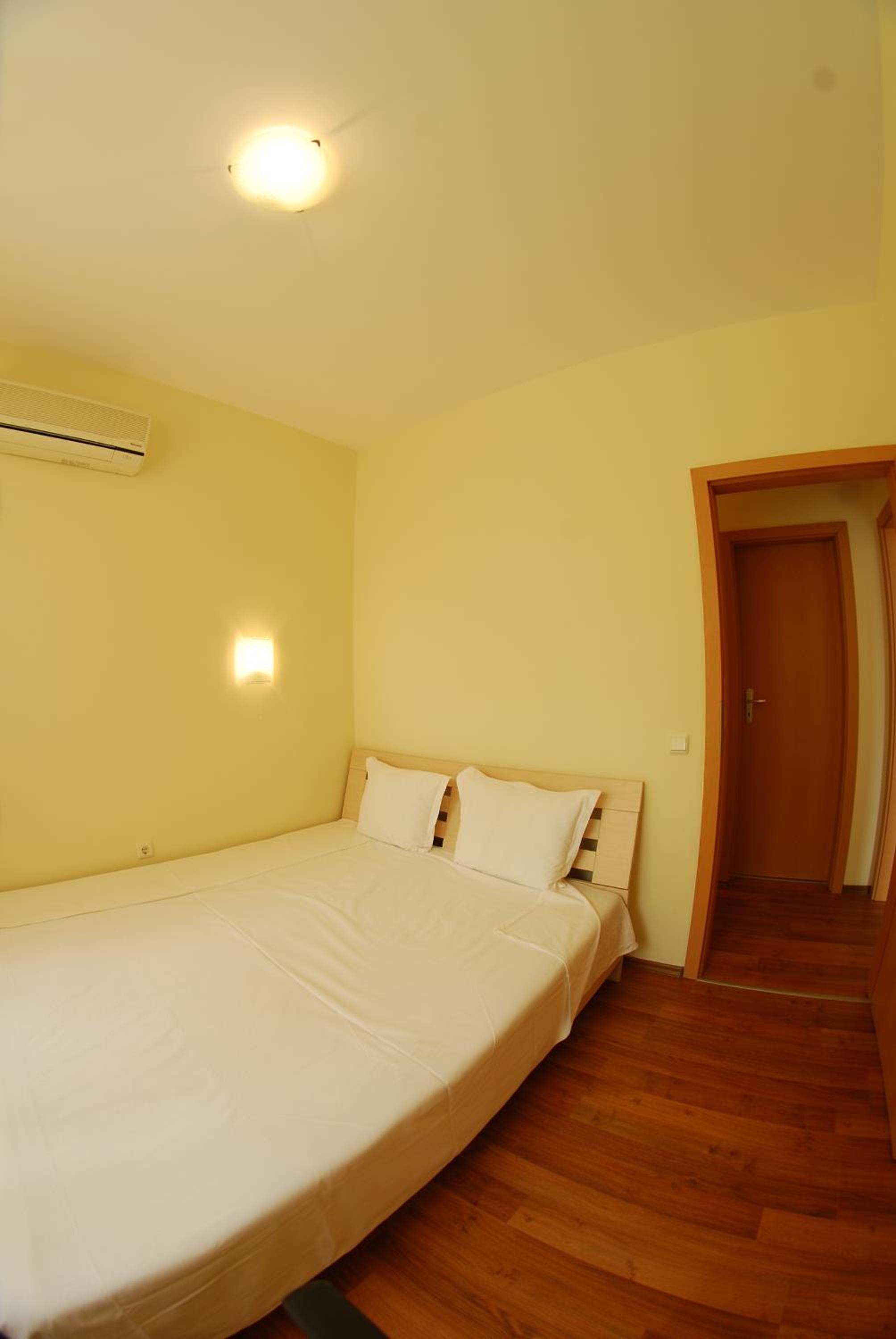 Two-Bedroom Apartment with Pool View photo 2