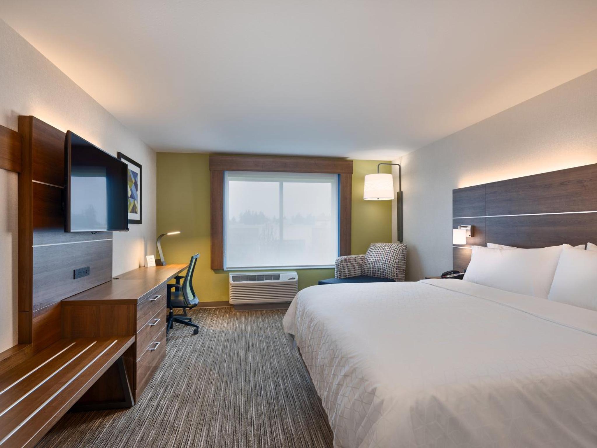 Standard King Room - Communications Accessible photo 3