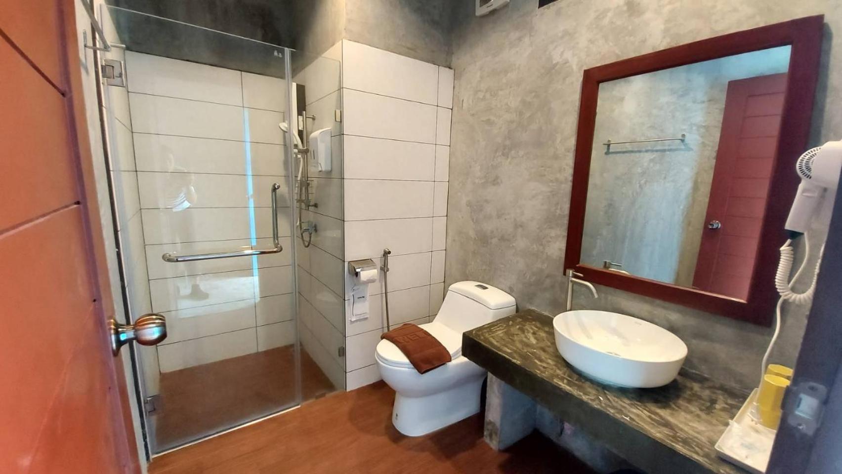 Double or Twin Room with Canal View - Photo 4