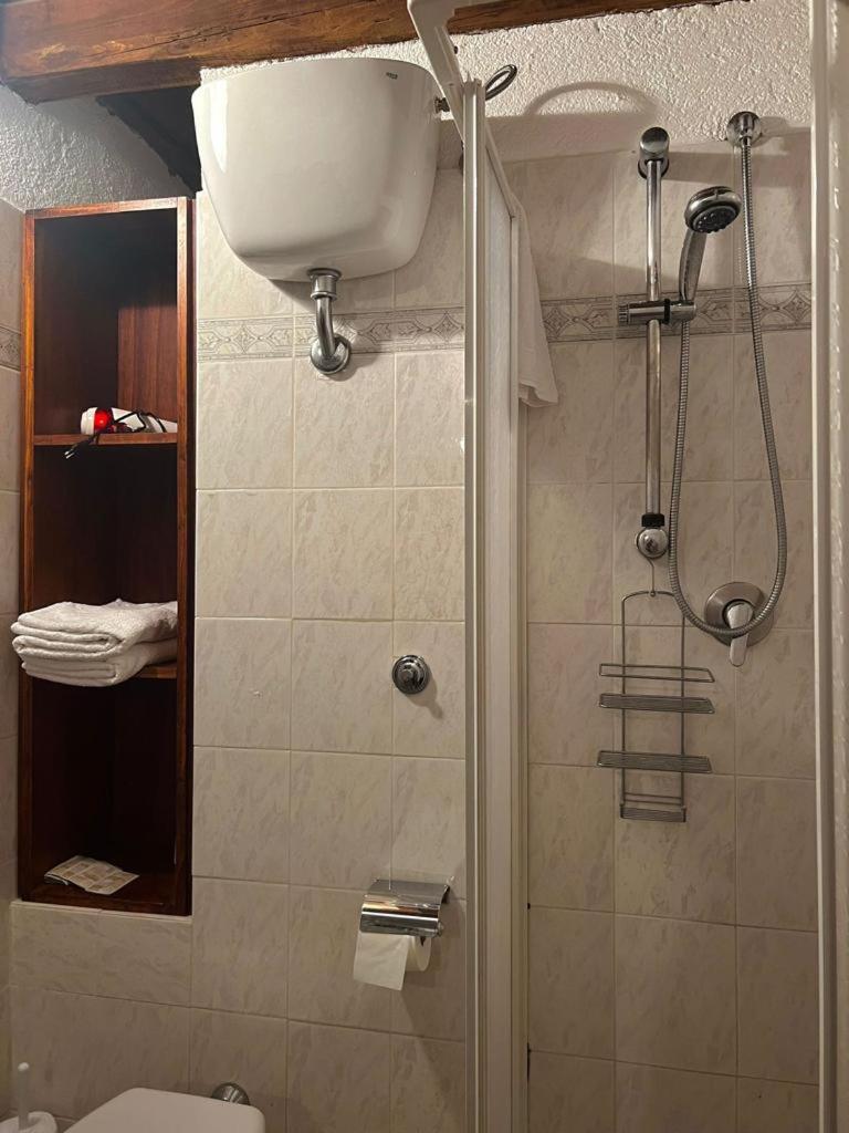 Double or Twin Room with Bathroom - Photo 6