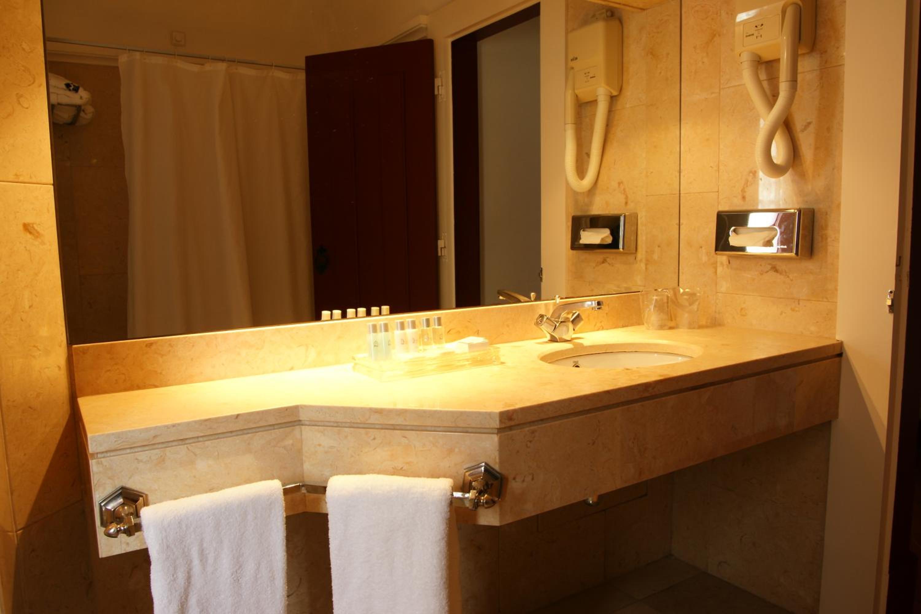 Classic Double or Twin Room - Photo 4